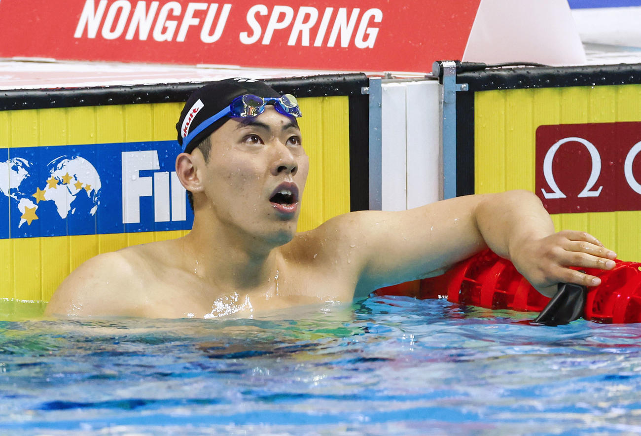 男子400メートル個人メドレー決勝のレースを終え、タイムを確認する本多灯（共同）
