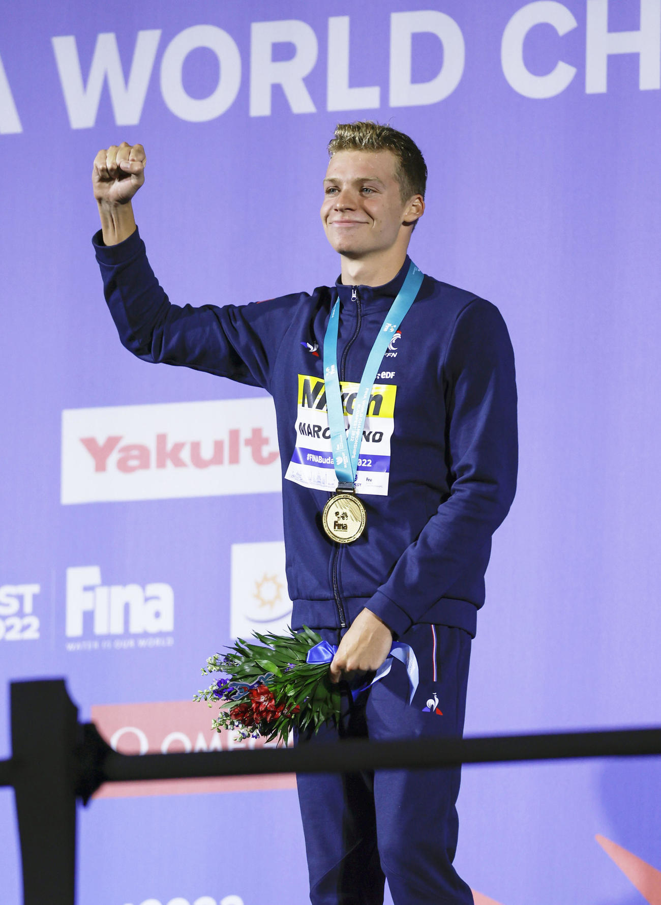 男子400メートル個人メドレーを制し、表彰台で喜ぶフランスのレオン・マルシャン（共同）