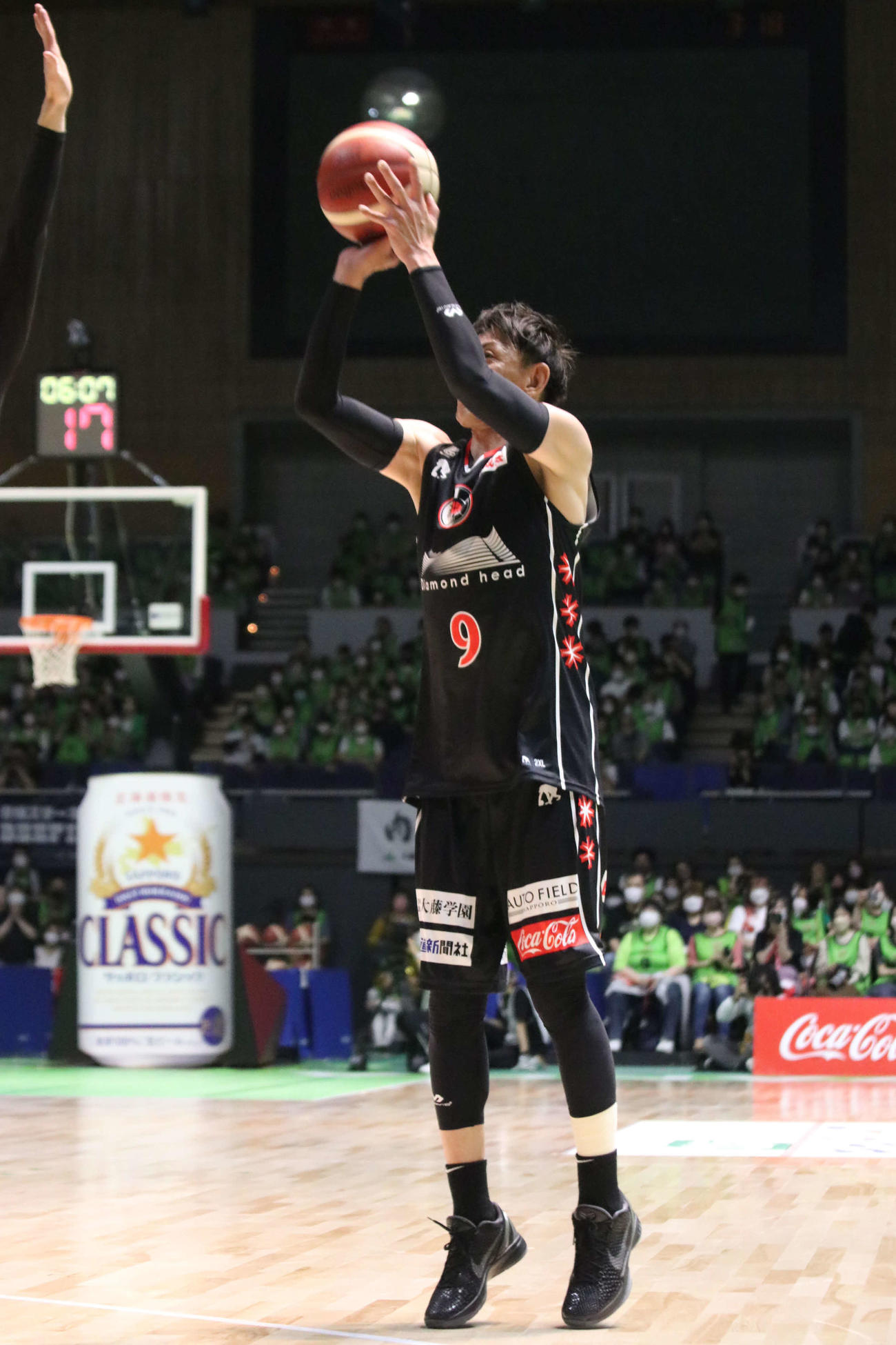 チームレジェンド対チームナイン　シュートを放つレバンガ北海道の折茂氏（撮影・山崎純一）