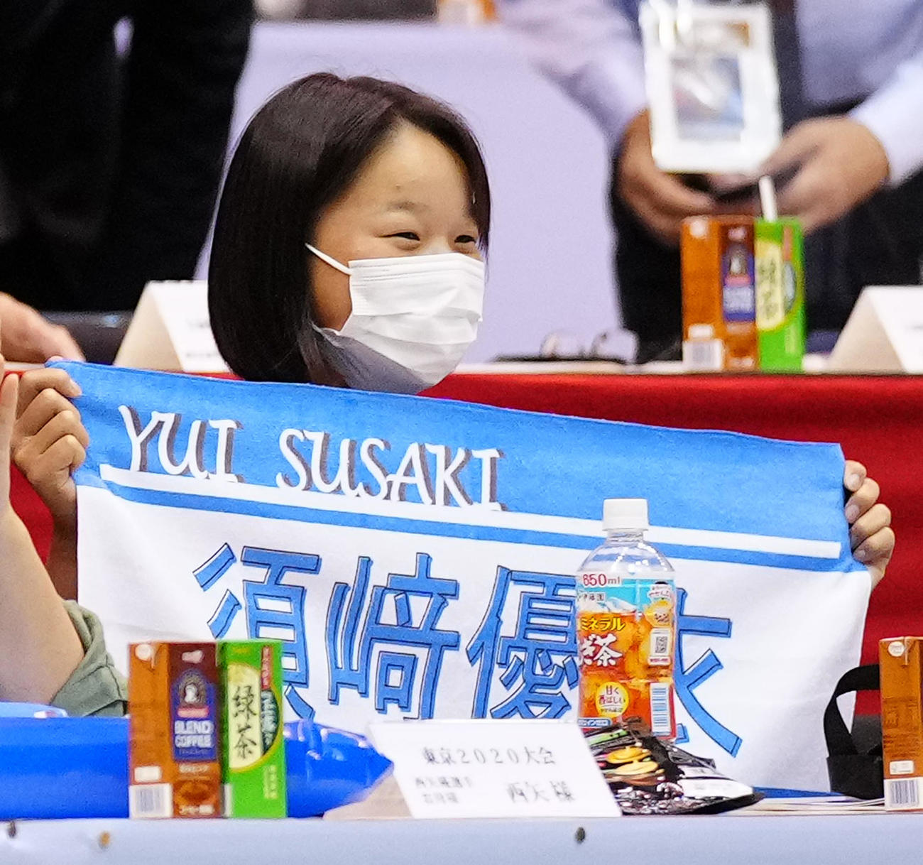 須崎を応援する東京五輪スケートボード女子ストリートの金メダリストの西矢（撮影・江口和貴）