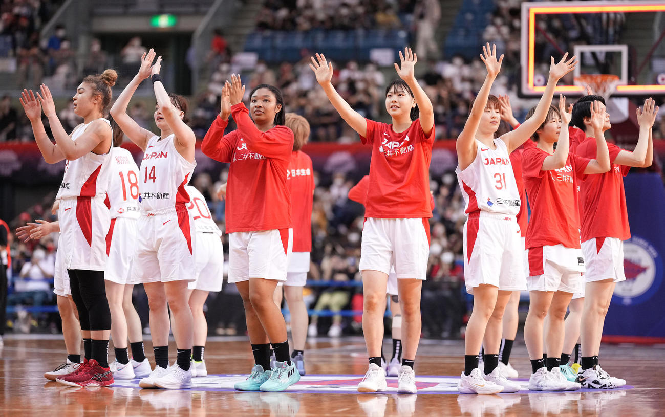 日本対トルコ　トルコに勝利し声援に応える日本代表（撮影・鈴木みどり）