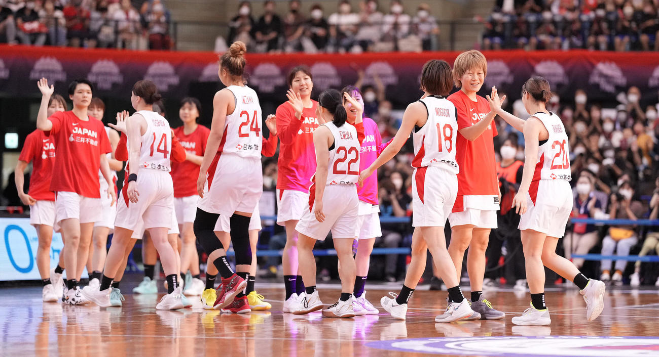 日本対トルコ　トルコに勝利しハイタッチする日本代表（撮影・鈴木みどり）