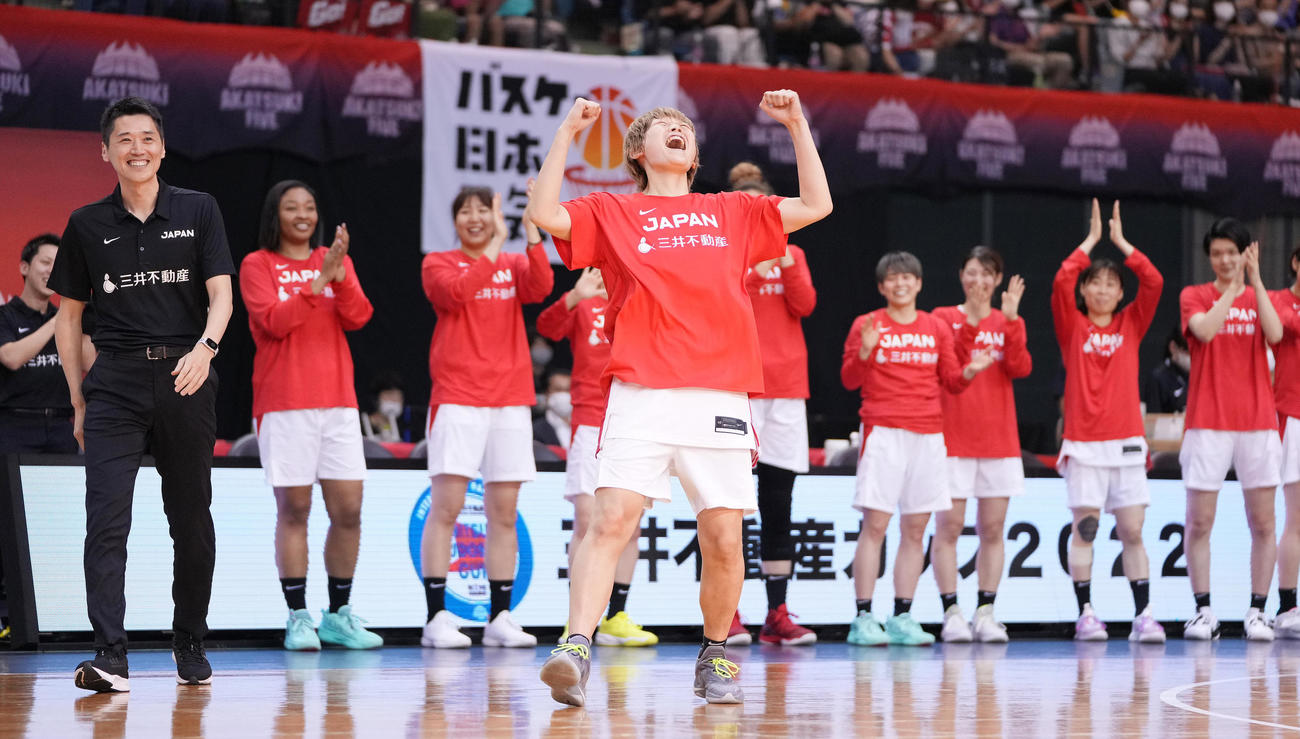 日本対トルコ　トインタビュー後、ガッツポーズする高田（中央）。左は恩塚監督（撮影・鈴木みどり）
