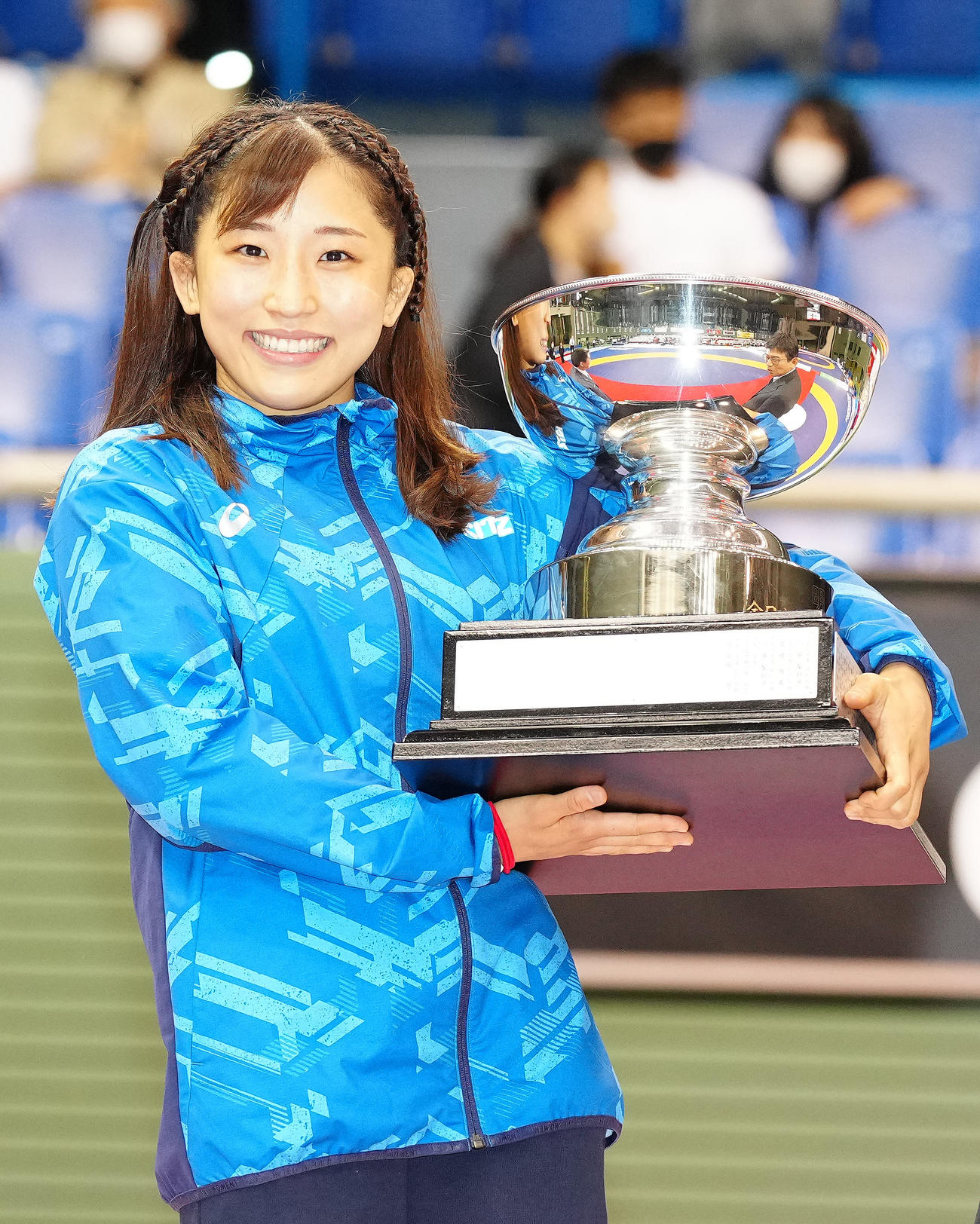 最優秀選手賞に輝き、明治杯を手に笑顔を見せる須崎（撮影・江口和貴）
