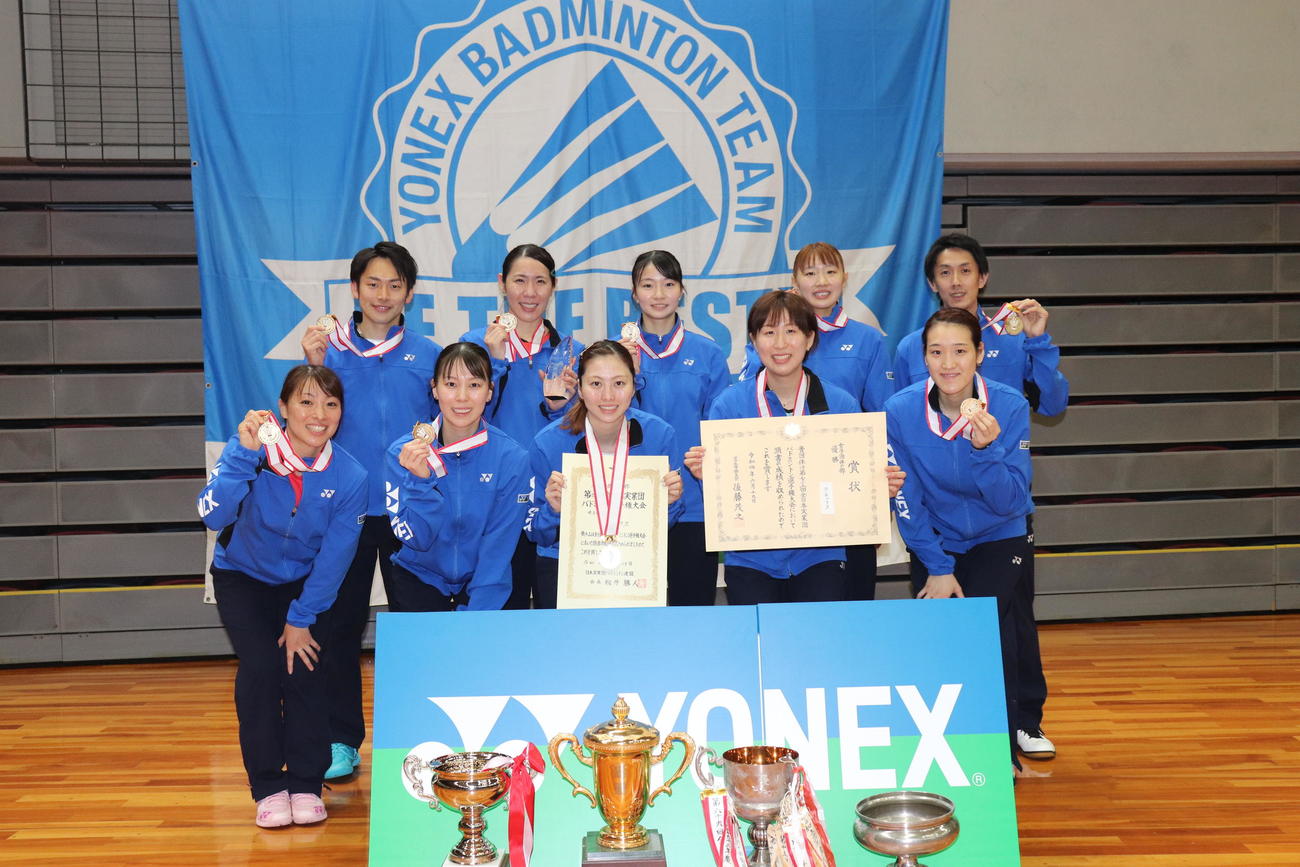 優勝したヨネックスのメンバーら。（撮影・竹本穂乃加）