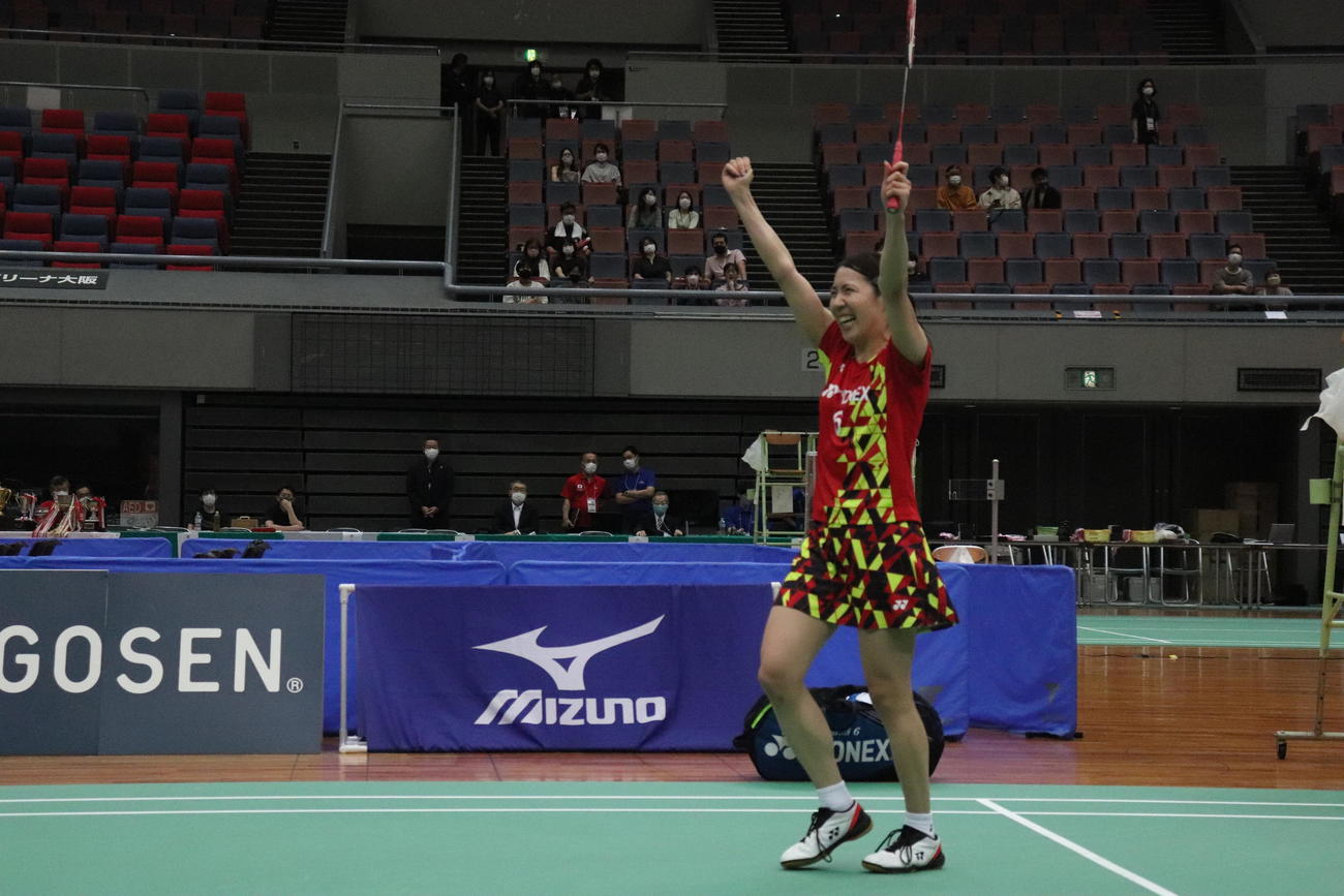最終試合で勝利し両手を上げる佐藤冴香（撮影・竹本穂乃加）