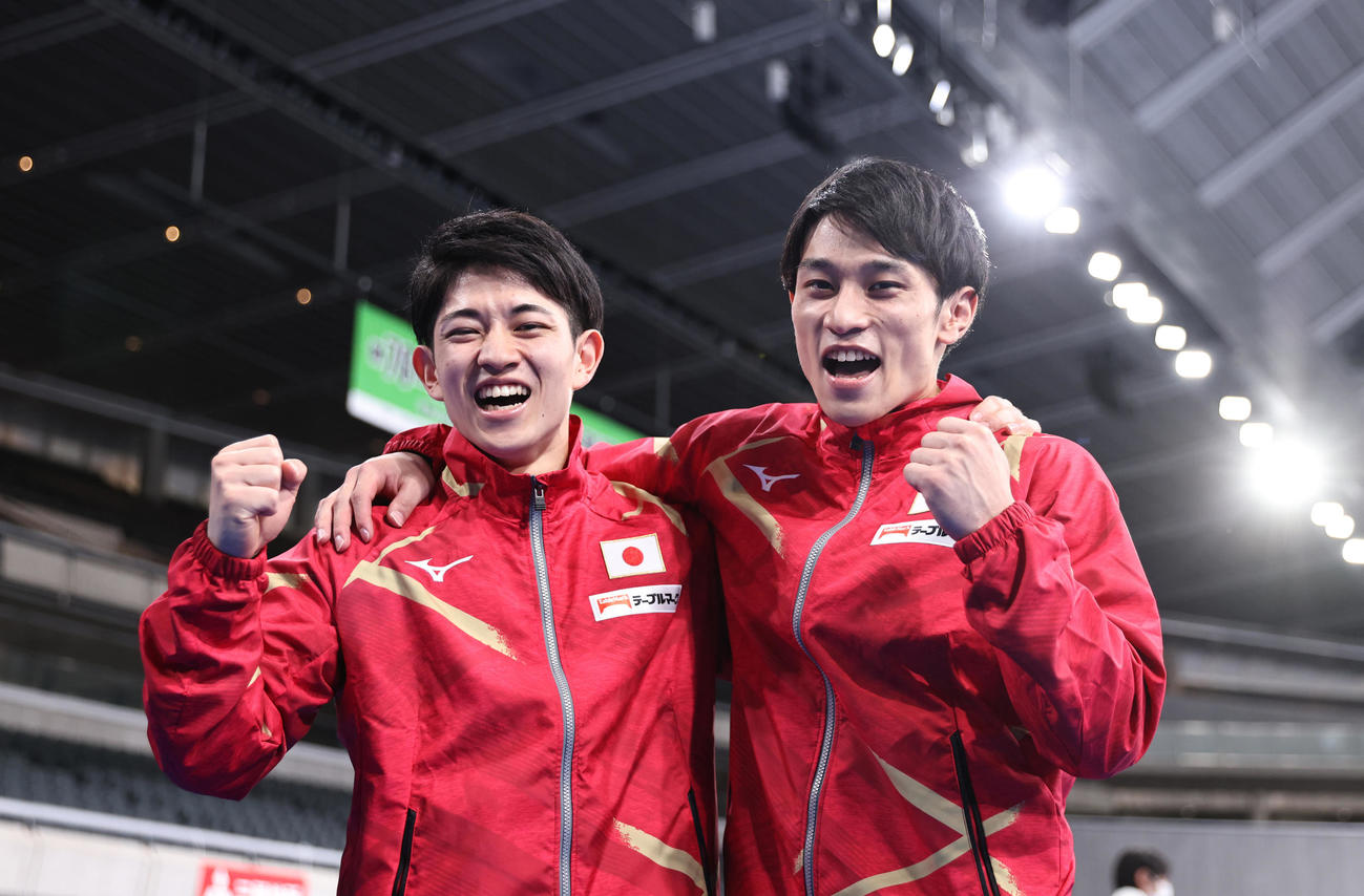 日本代表に選ばれ笑顔で写真に納まる谷川航（右）と翔の兄弟（撮影・垰建太）