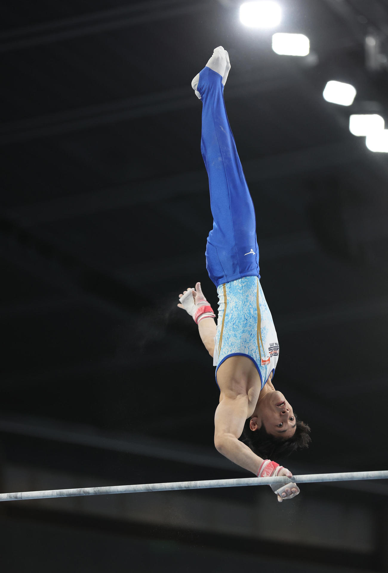 男子鉄棒決勝で演技する谷川航（撮影・垰建太）