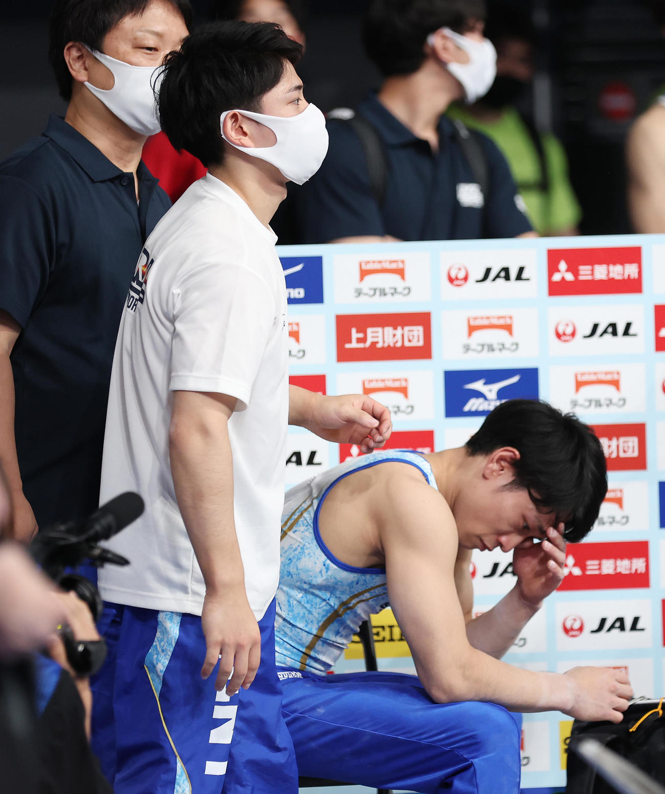 男子鉄棒決勝で演技を終え涙する谷川航（右）に寄り添う弟の翔（撮影・垰建太）