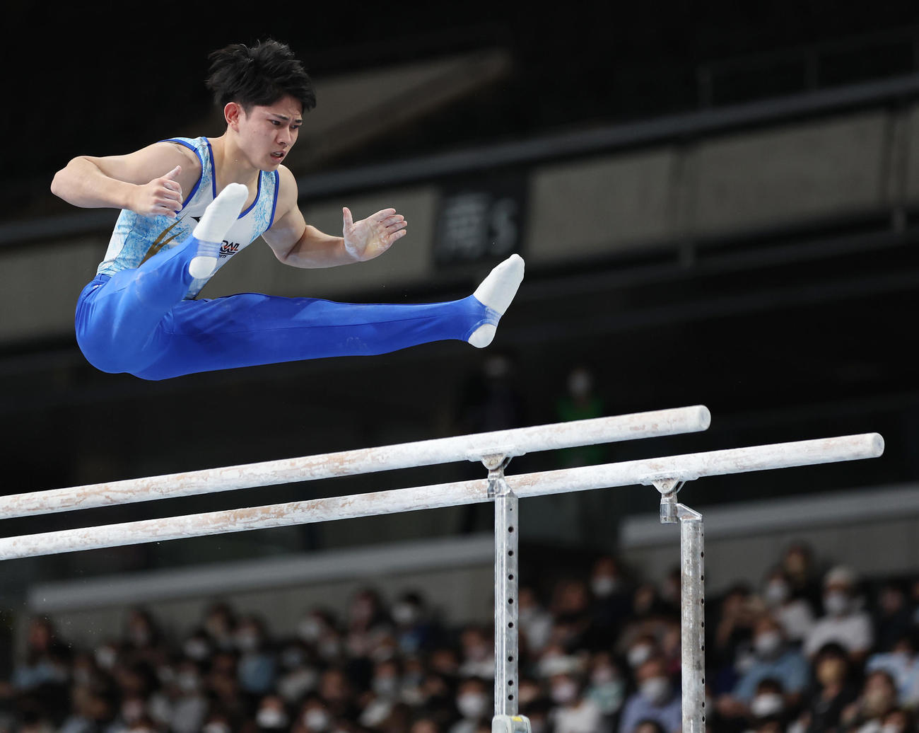 男子平行棒決勝で演技する谷川（撮影・垰建太）