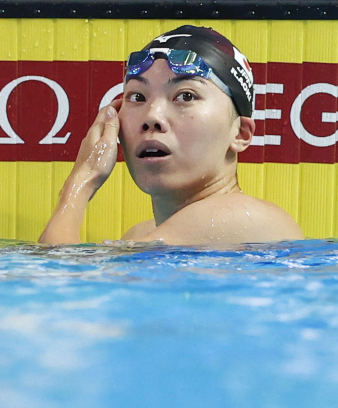 女子100メートル平泳ぎ準決勝のレースを終えた青木玲緒樹（共同）