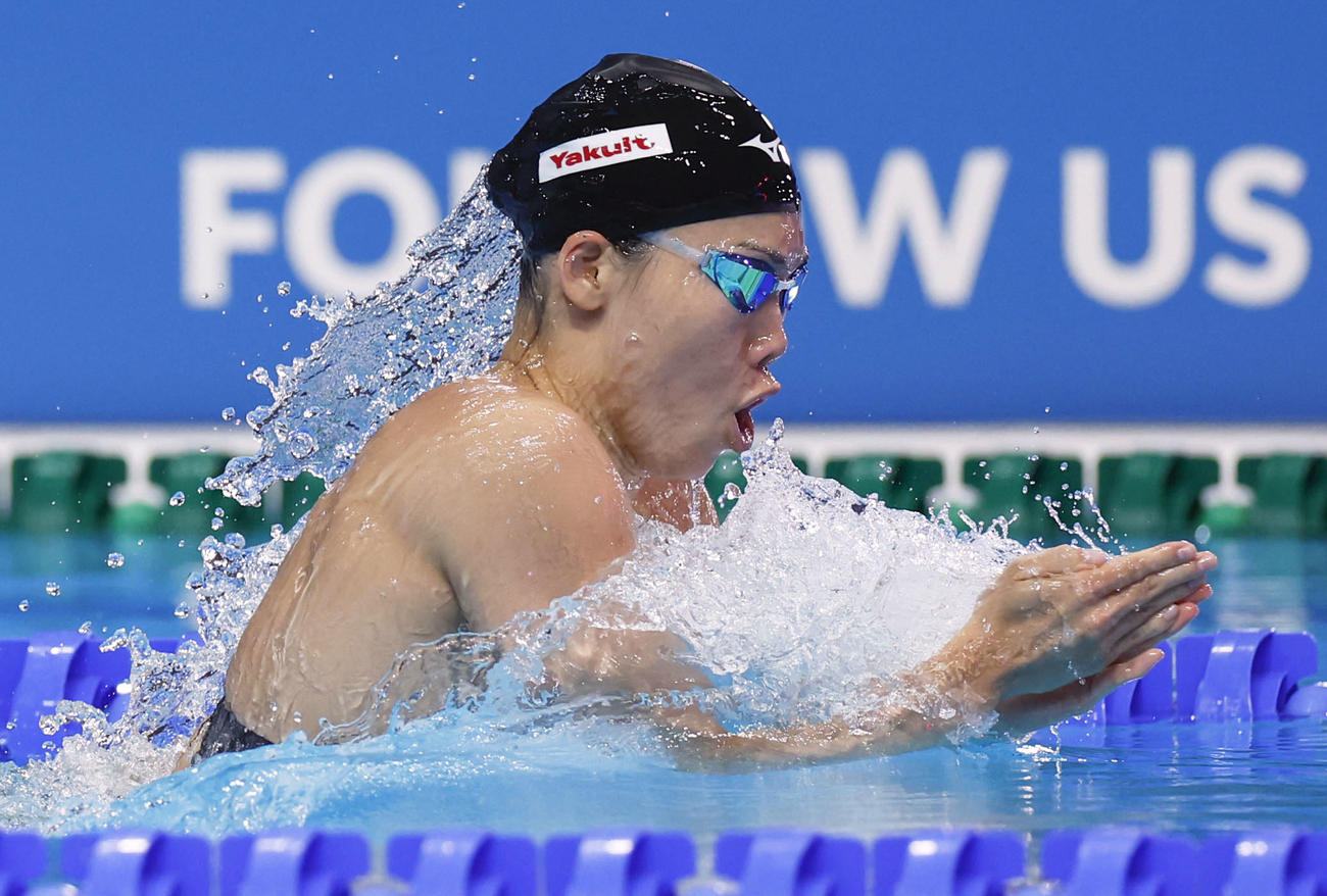 女子100メートル平泳ぎ準決勝　力泳する青木玲緒樹（共同）