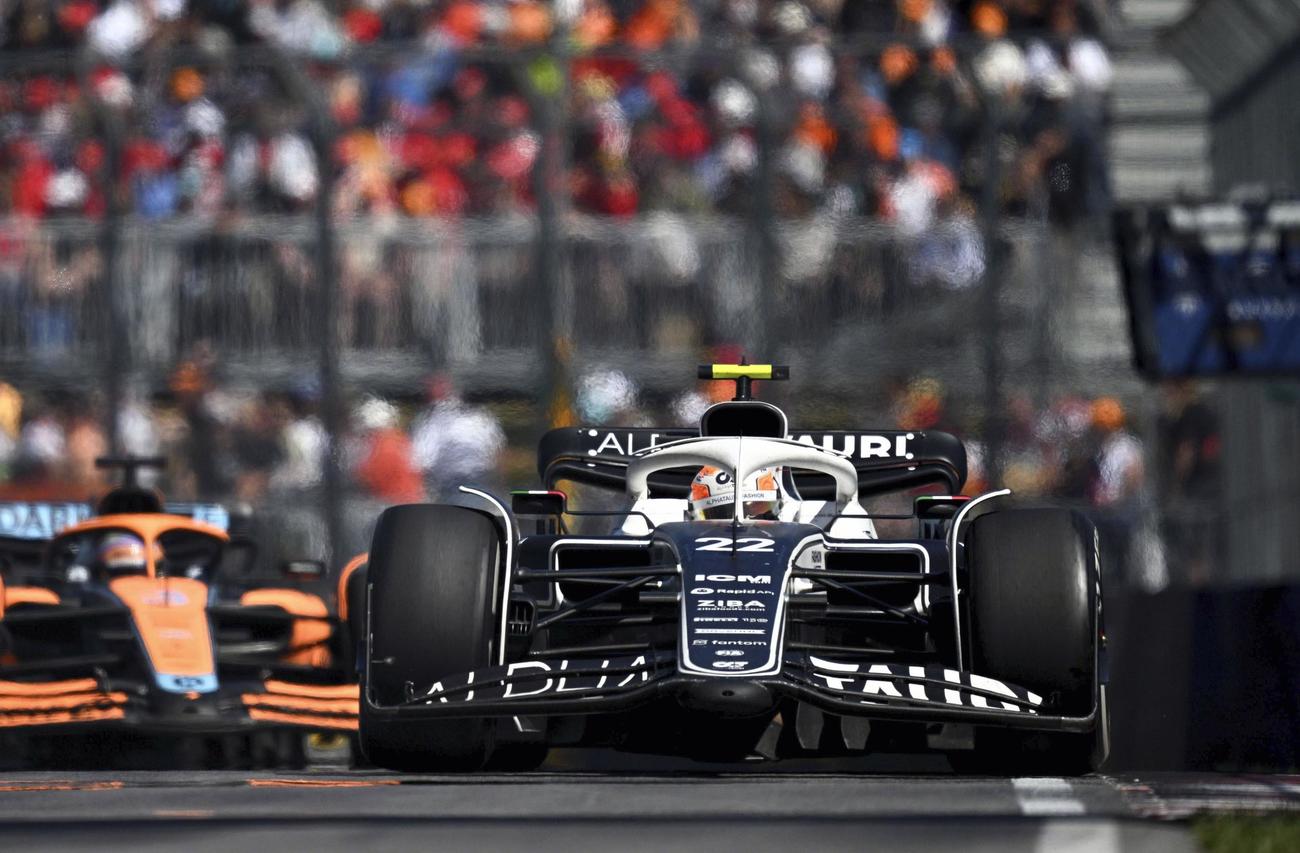 自動車F1カナダGPで走行するアルファタウリの角田裕毅（ゲッティ＝共同）