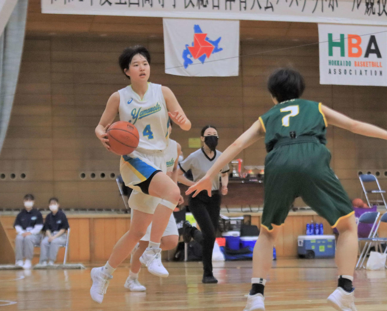 ドリブルする札幌山の手・森岡（左）（撮影・保坂果那）