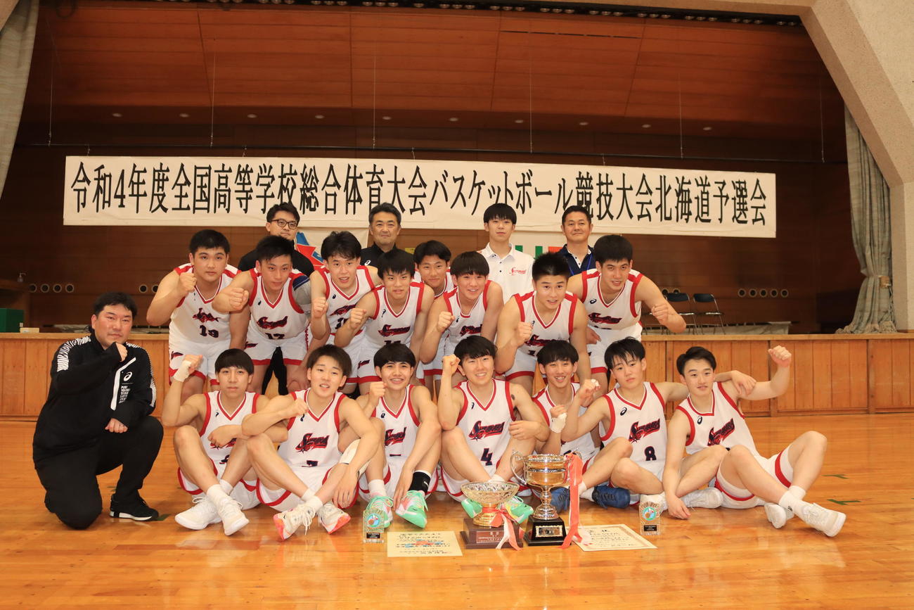 2年連続の優勝を果たした白樺学園の選手たち（撮影・保坂果那）
