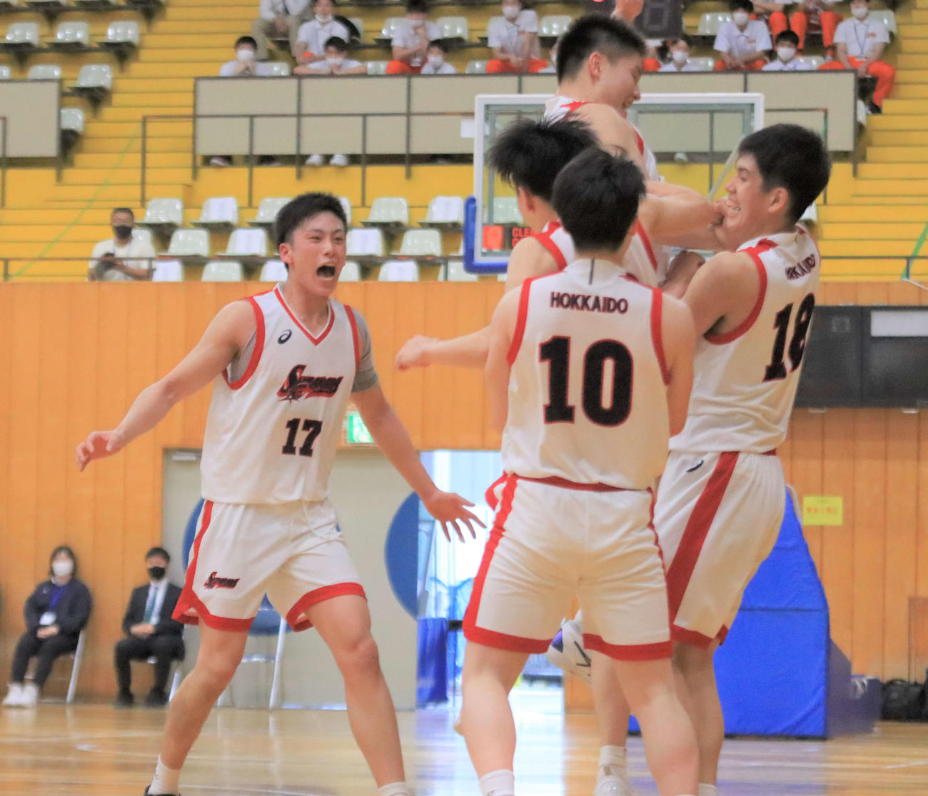 優勝を喜ぶ白樺学園の選手たち。左端は山田（撮影・保坂果那）