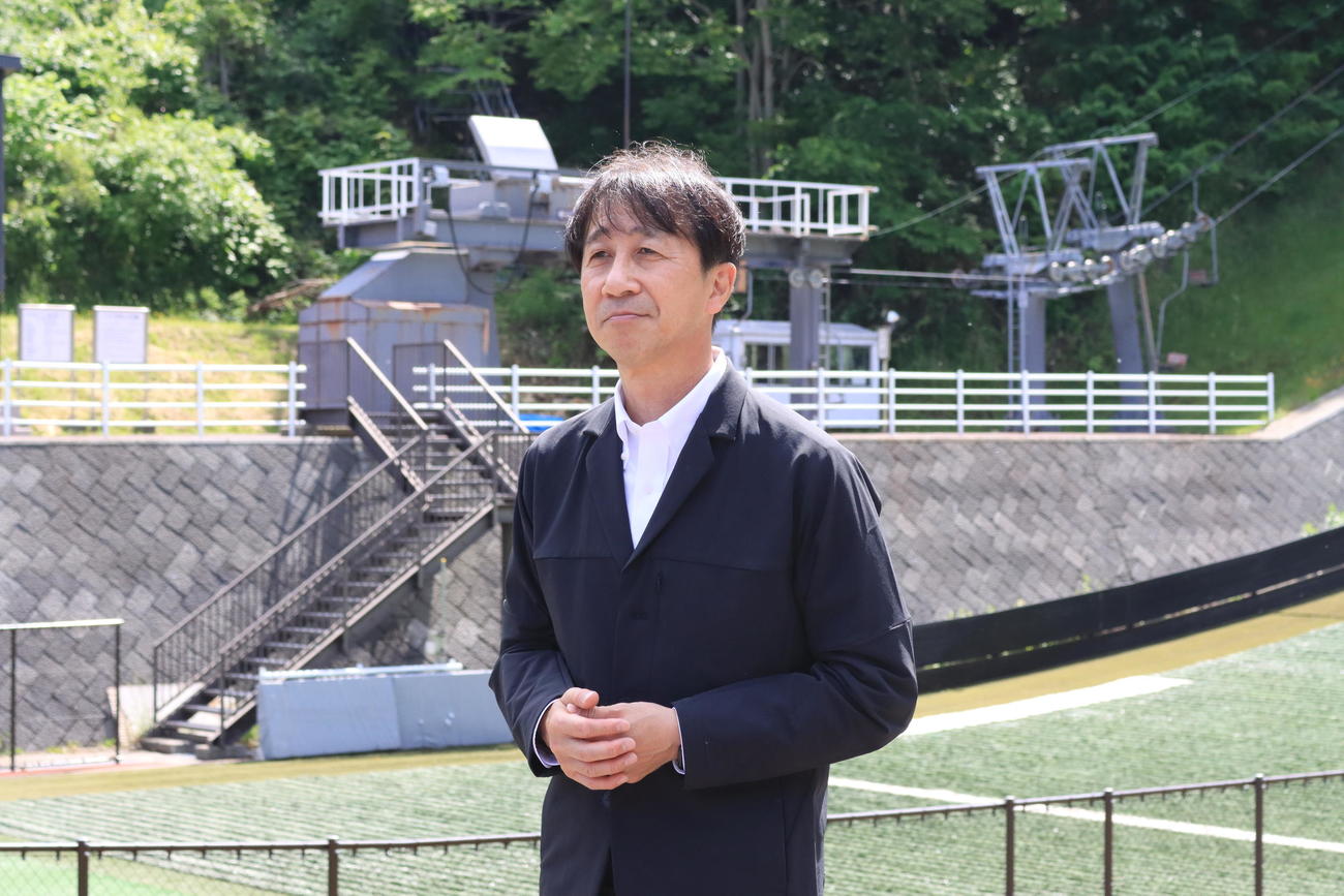 チームの練習公開で取材に対応する雪印メグミルク原田総監督（撮影・保坂果那）
