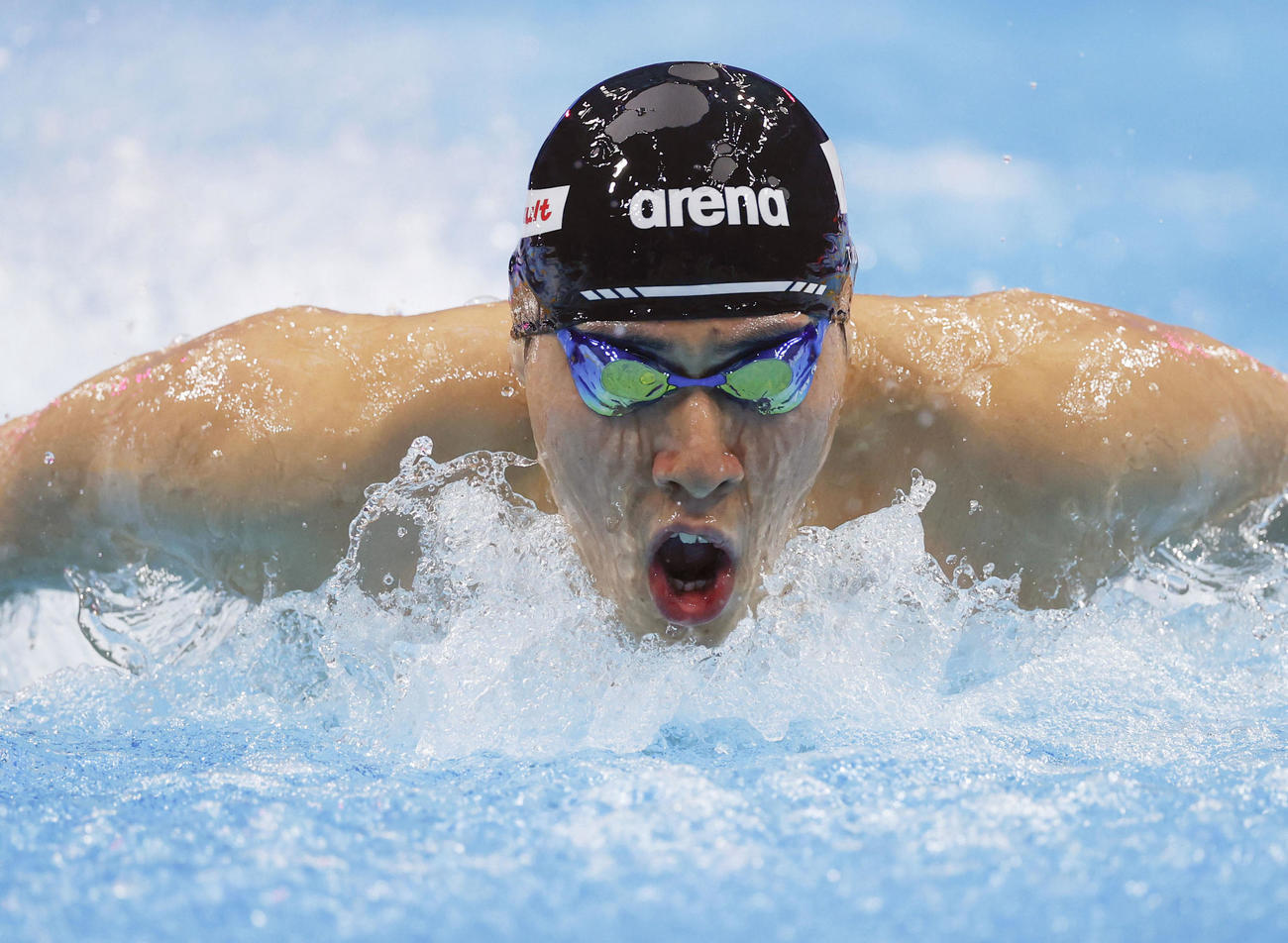 男子200メートルバタフライ準決勝　力泳する本多灯（共同）