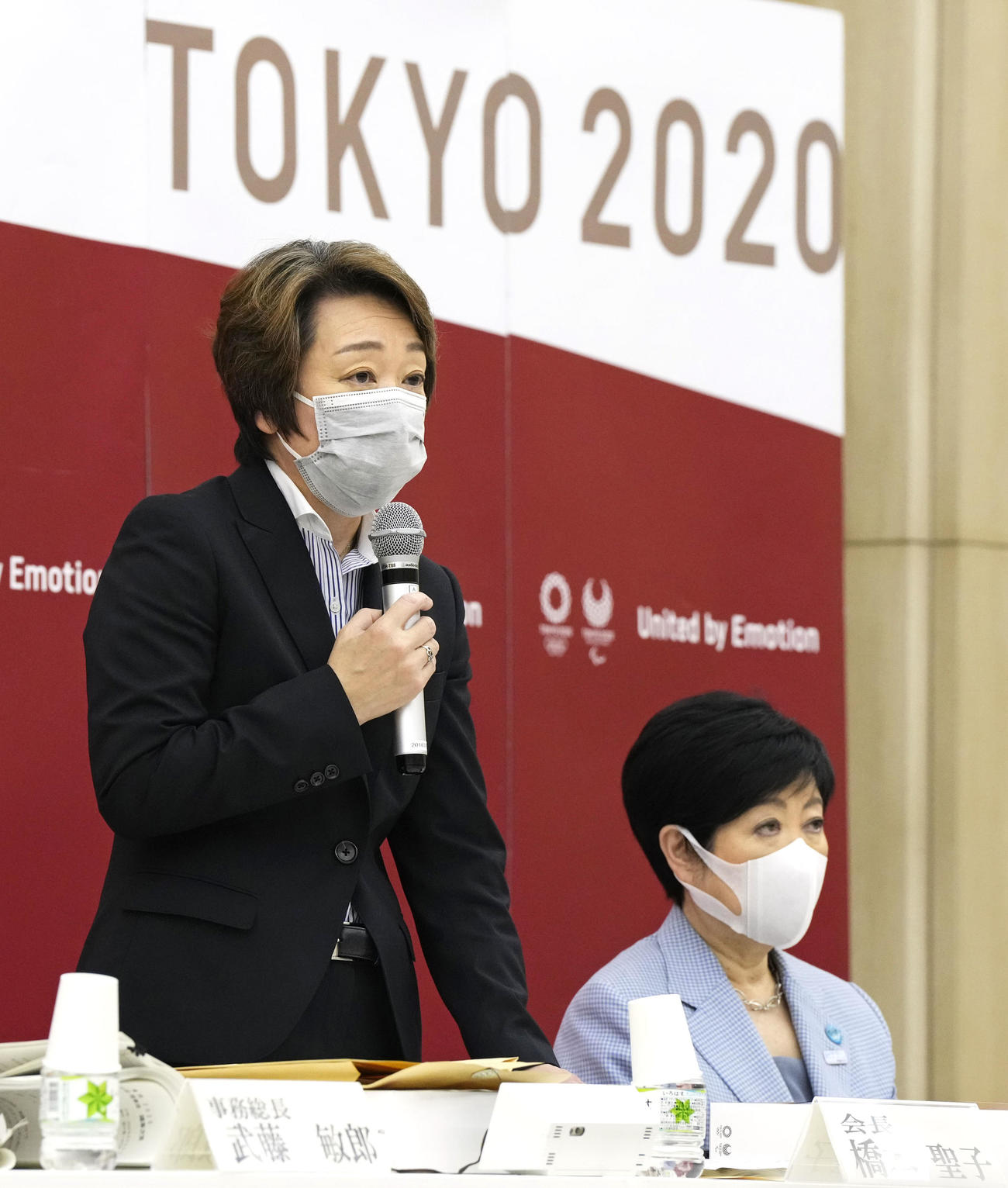 東京五輪・パラリンピック大会組織委員会の理事会であいさつする橋本聖子会長。右は東京都の小池百合子知事（代表撮影）