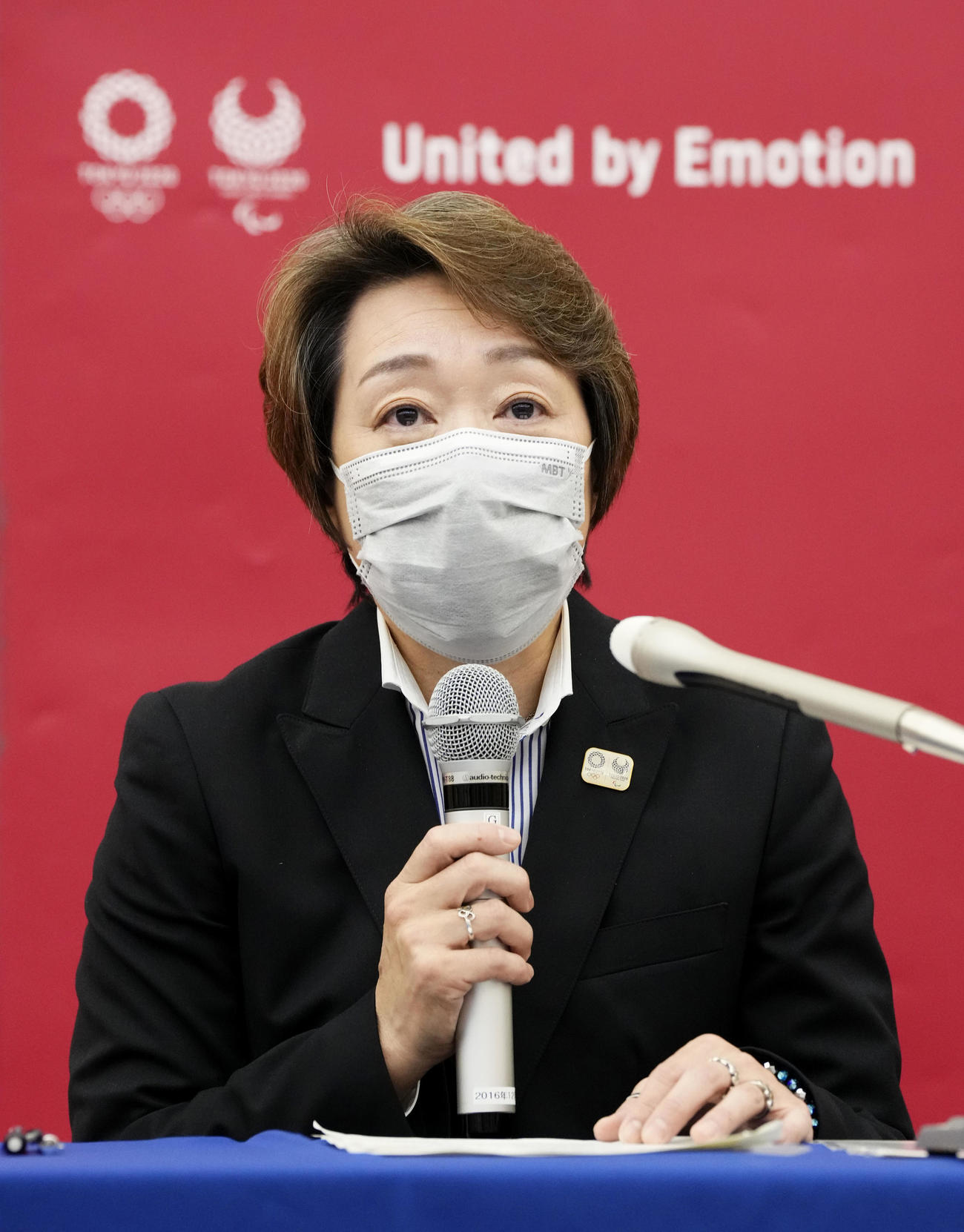 理事会を終え、記者会見する橋本聖子会長（代表撮影）