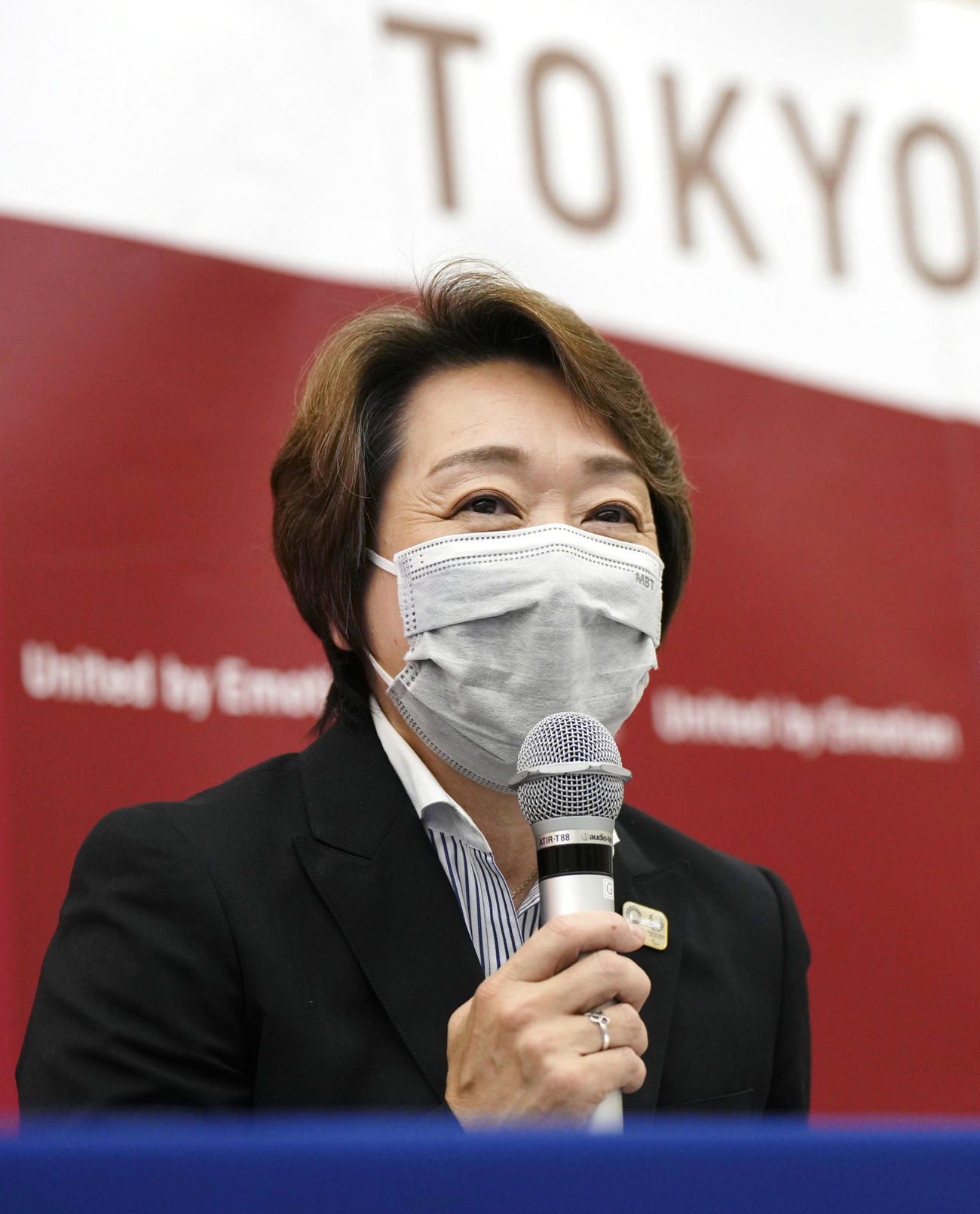東京五輪・パラリンピック大会組織委員会の理事会を終え、記者会見で笑顔を見せる橋本聖子会長（代表撮影）