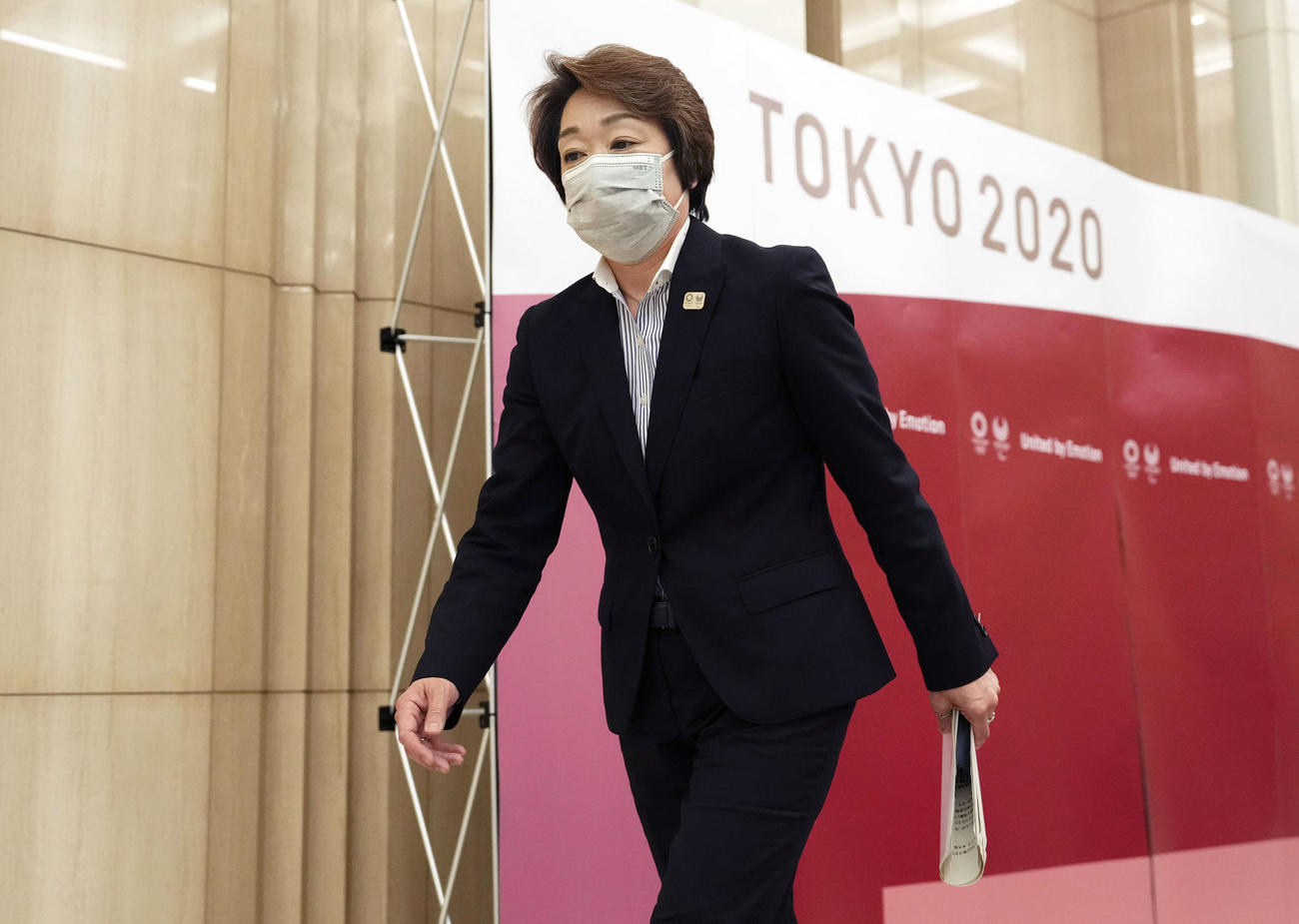 東京五輪・パラリンピック大会組織委員会の理事会後の記者会見を終えた橋本聖子会長（代表撮影）