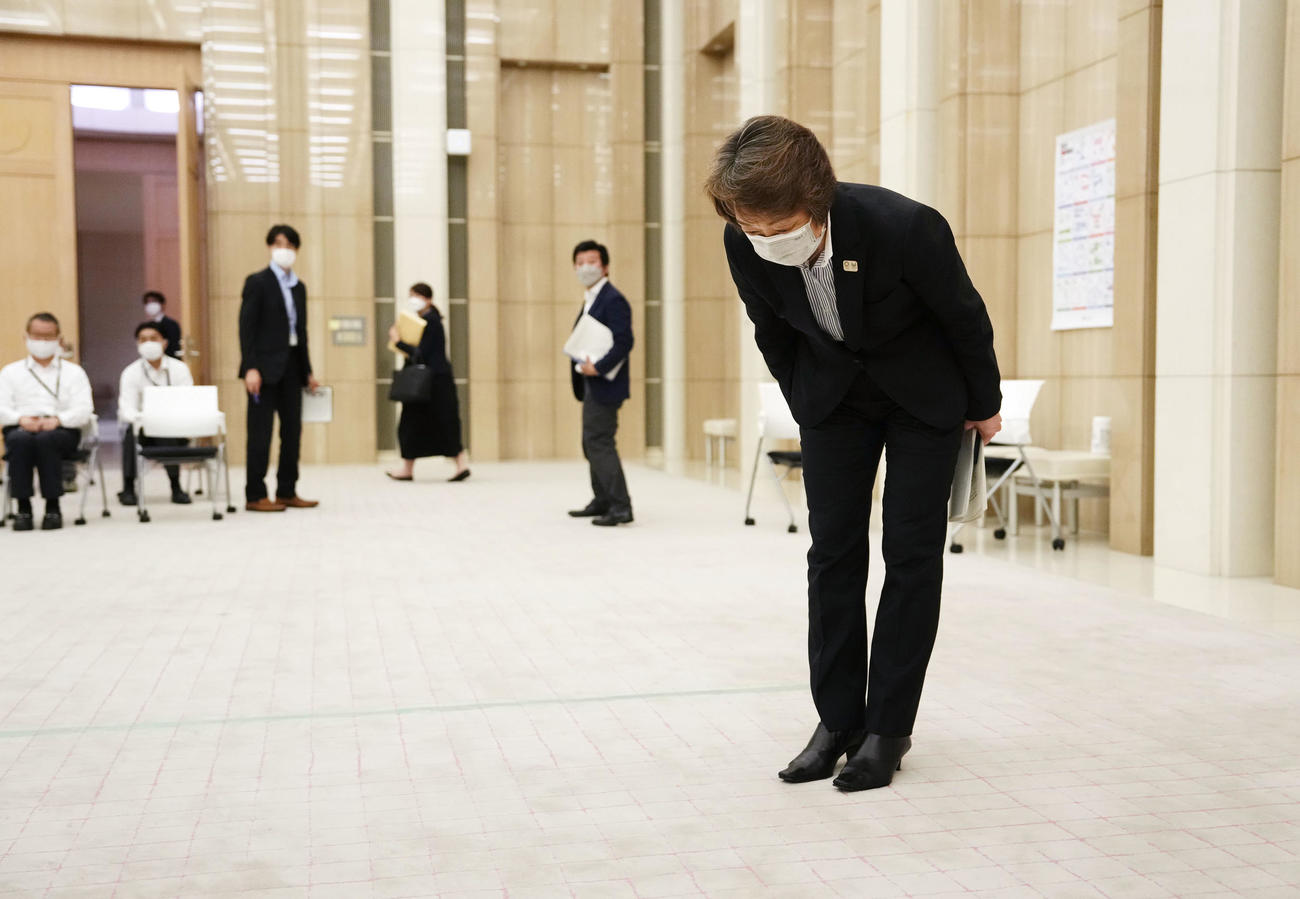 東京五輪・パラリンピック大会組織委員会の理事会後の記者会見を終え、一礼して引き揚げる橋本聖子会長（代表撮影）