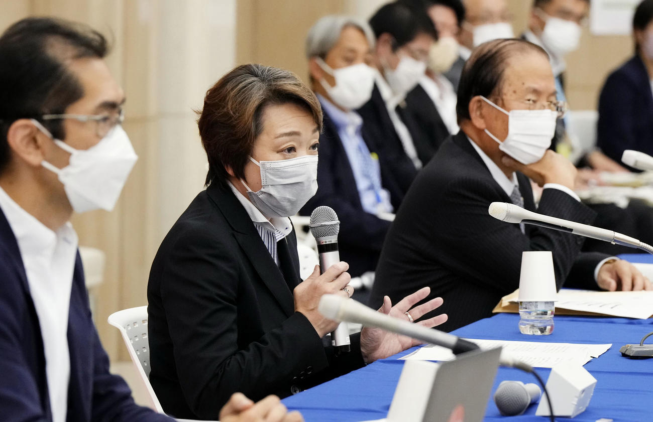 東京五輪・パラリンピック大会組織委員会の記者会見　理事会を終え、記者会見で質問に答える橋本聖子会長。右は武藤敏郎事務総長（代表撮影）