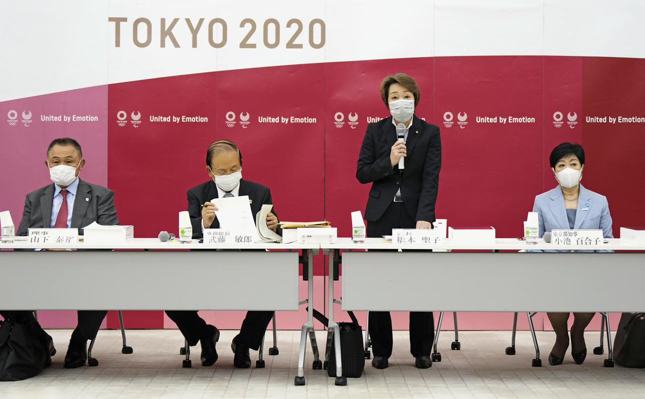 東京五輪・パラリンピック大会組織委員会の理事会であいさつする橋本会長（右から2人目）。左からJOCの山下会長、武藤事務総長、右端は東京都の小池知事（代表撮影）