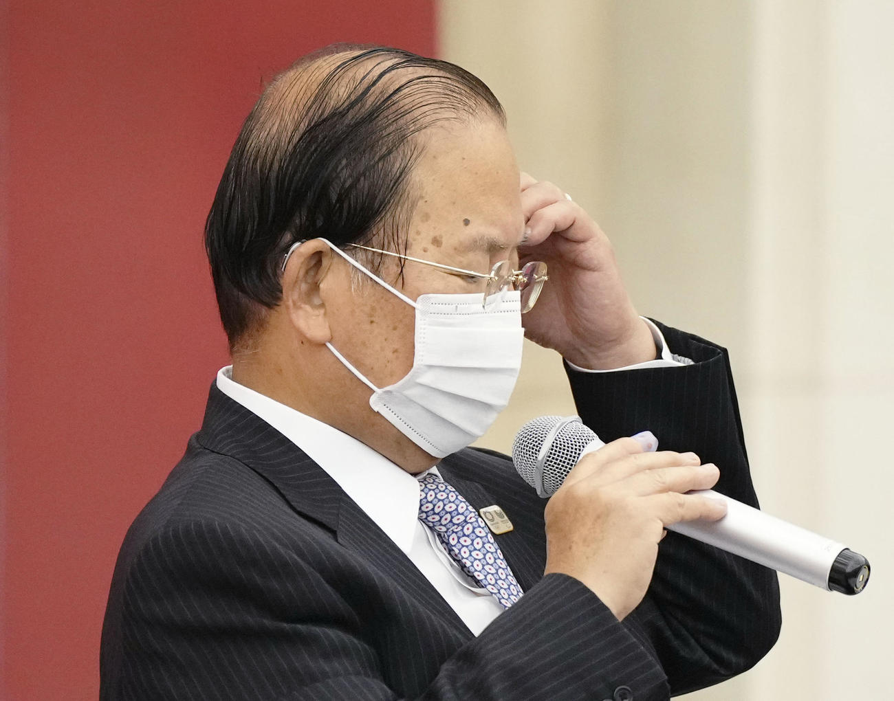 理事会を終え、記者会見で質問に答える武藤敏郎事務総長（代表撮影）