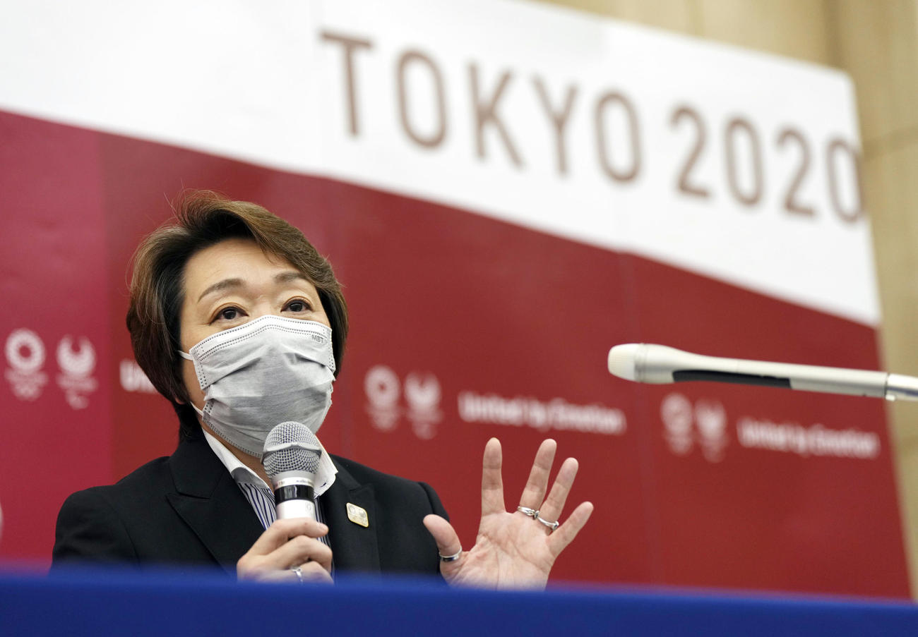 東京五輪・パラリンピック大会組織委員会の理事会を終え、記者会見で質問に答える橋本聖子会長（代表撮影）