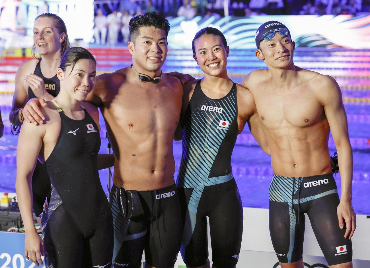 混合400メートルメドレーリレーで7位となり、写真に納まる（左から）青木玲緒樹、水沼尚輝、大本里佳、入江陵介（共同）