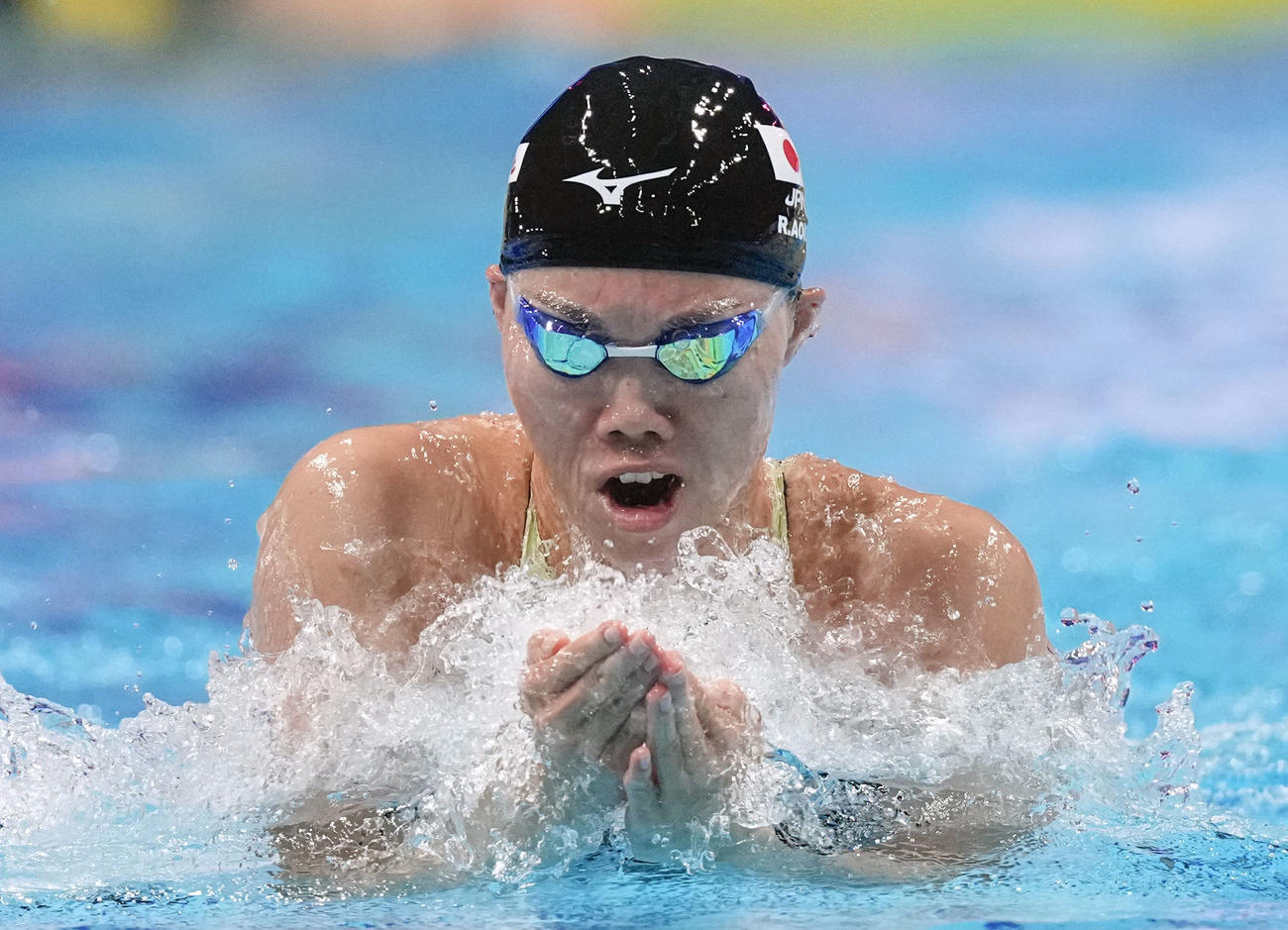 混合400メートルメドレーリレー決勝　平泳ぎで力泳する第2泳者の青木玲緒樹（共同）