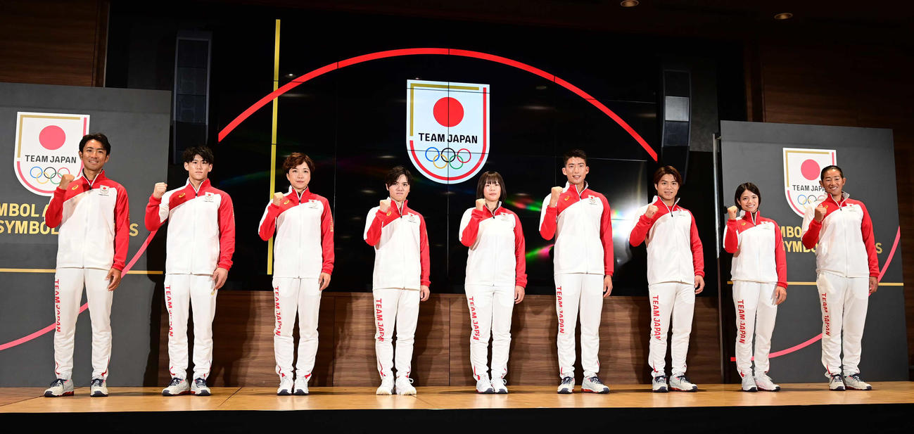 「TEAM JAPANシンボルアスリート・ネクストシンボルアスリート認定式」で記念撮影に臨む左からシンボルアスリートの渡部、橋本、小平、宇野、金城、見延、阿部一、阿部詩、上野（撮影・小沢裕）