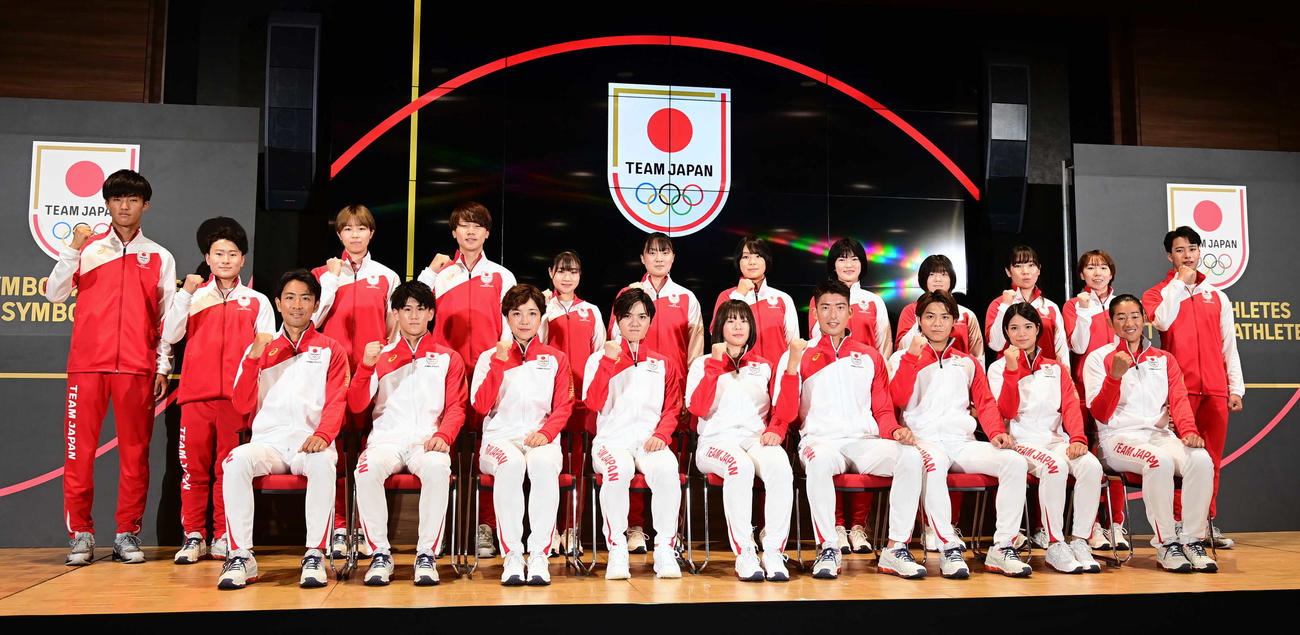 「TEAM JAPANシンボルアスリート・ネクストシンボルアスリート認定式」で記念撮影に臨む、前列左からシンボルアスリートの渡部、橋本、小平、宇野、金城、見延、阿部一、阿部詩、上野、後列左からネクストシンボルアスリートの柳田、北園、東藤、森重、河辺、伊藤、藤波、木原、古賀、上野、郡司、小林（撮影・小沢裕）