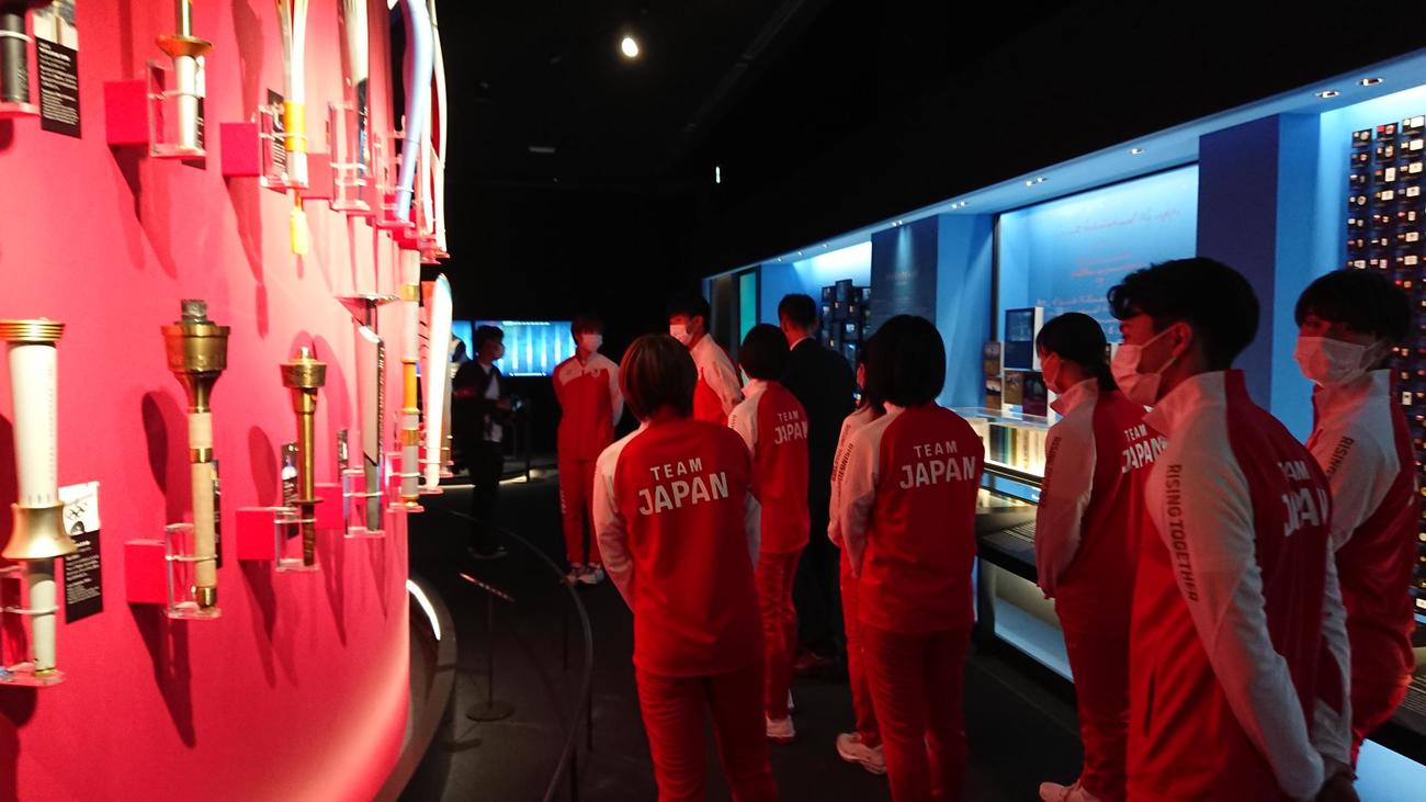 展示が更新された五輪ミュージアムを観覧するネクストシンボルアスリートに認定された選手たち