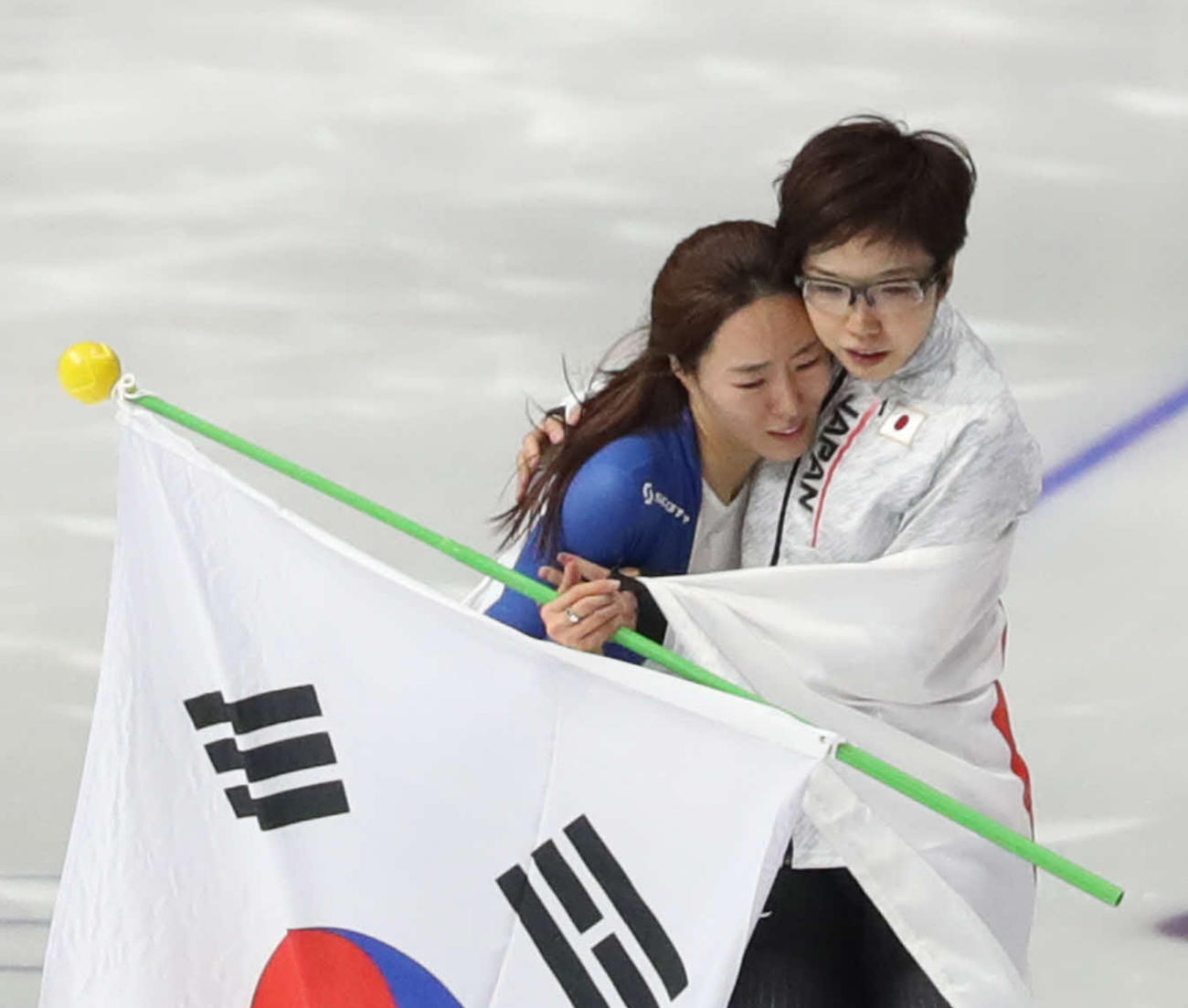 18年2月、平昌五輪スピードスケート女子500メートルで優勝した小平奈緒（右）は2位の李相花と健闘をたたえ合い抱き合う