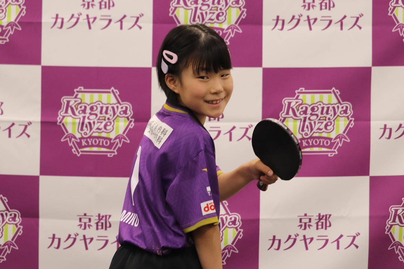 ラケットを構え振り返る松島美空さん（撮影・竹本穂乃加）