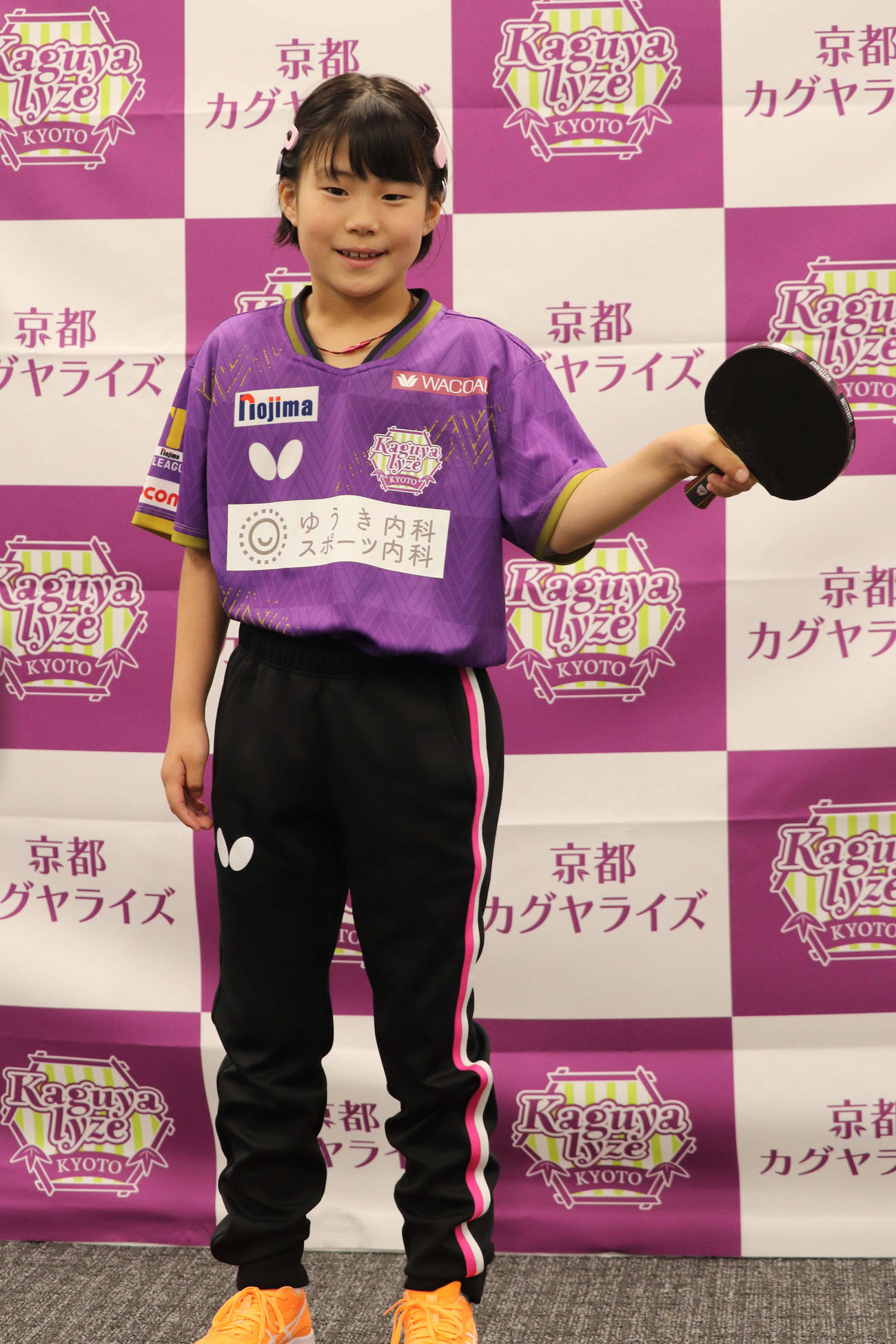 ラケットを持ち笑顔を見せる松島美空さん（撮影・竹本穂乃加）