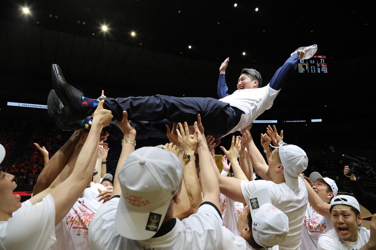 21年6月、Bリーグチャンピオンシップを制し胴上げされる千葉大野HC