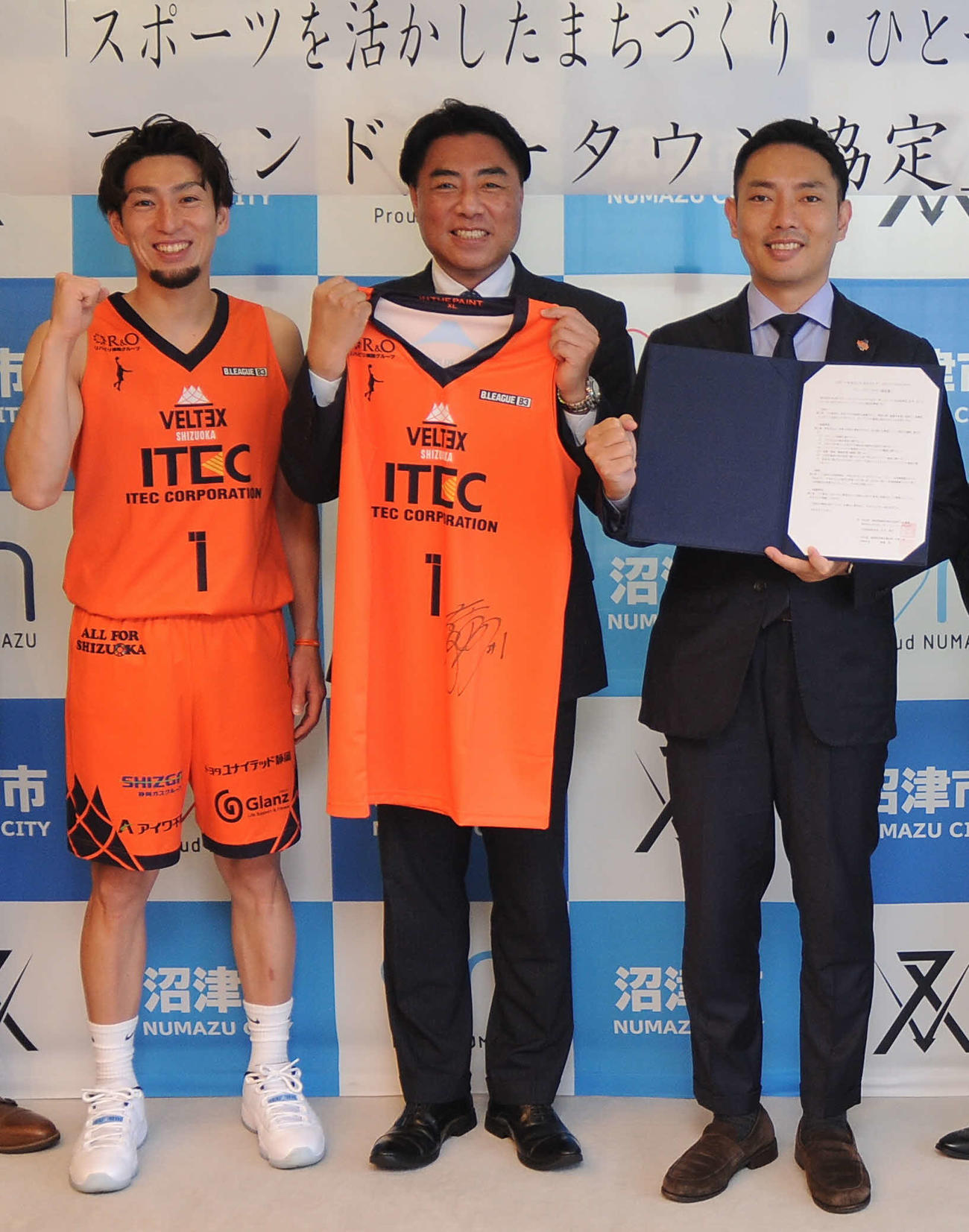 頼重沼津市長（中央）と記念写真に納まるベルテックス静岡の大石（左）と松永社長