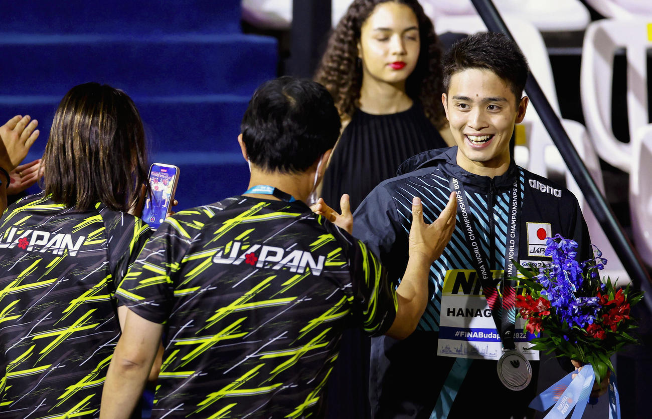 男子200メートル平泳ぎで銀メダルを獲得し、平井伯昌コーチ（手前右）に祝福される花車優（共同）