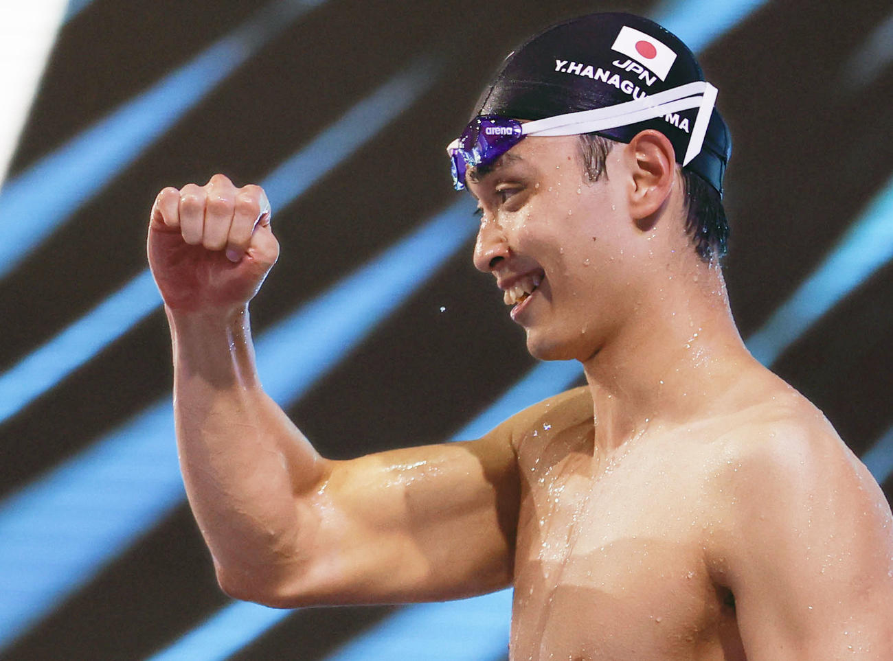 男子200 メートル 平泳ぎで銀メダルを獲得し、引き揚げる花車優（共同）