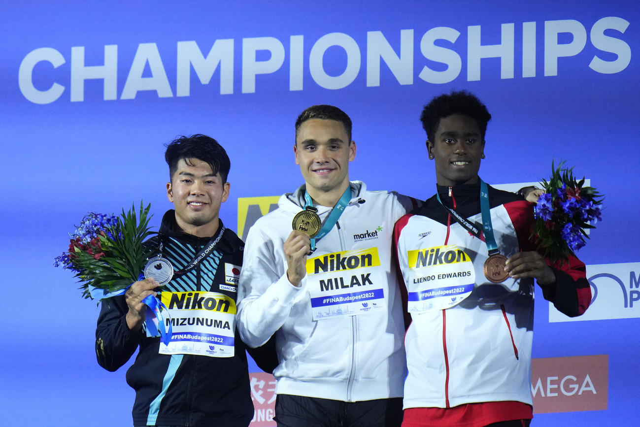男子100メートルバタフライの表彰式で笑顔を見せる銀メダルの水沼尚輝（左）。中央は金のミラク、右は銅のリエンド エドワーズ（AP）