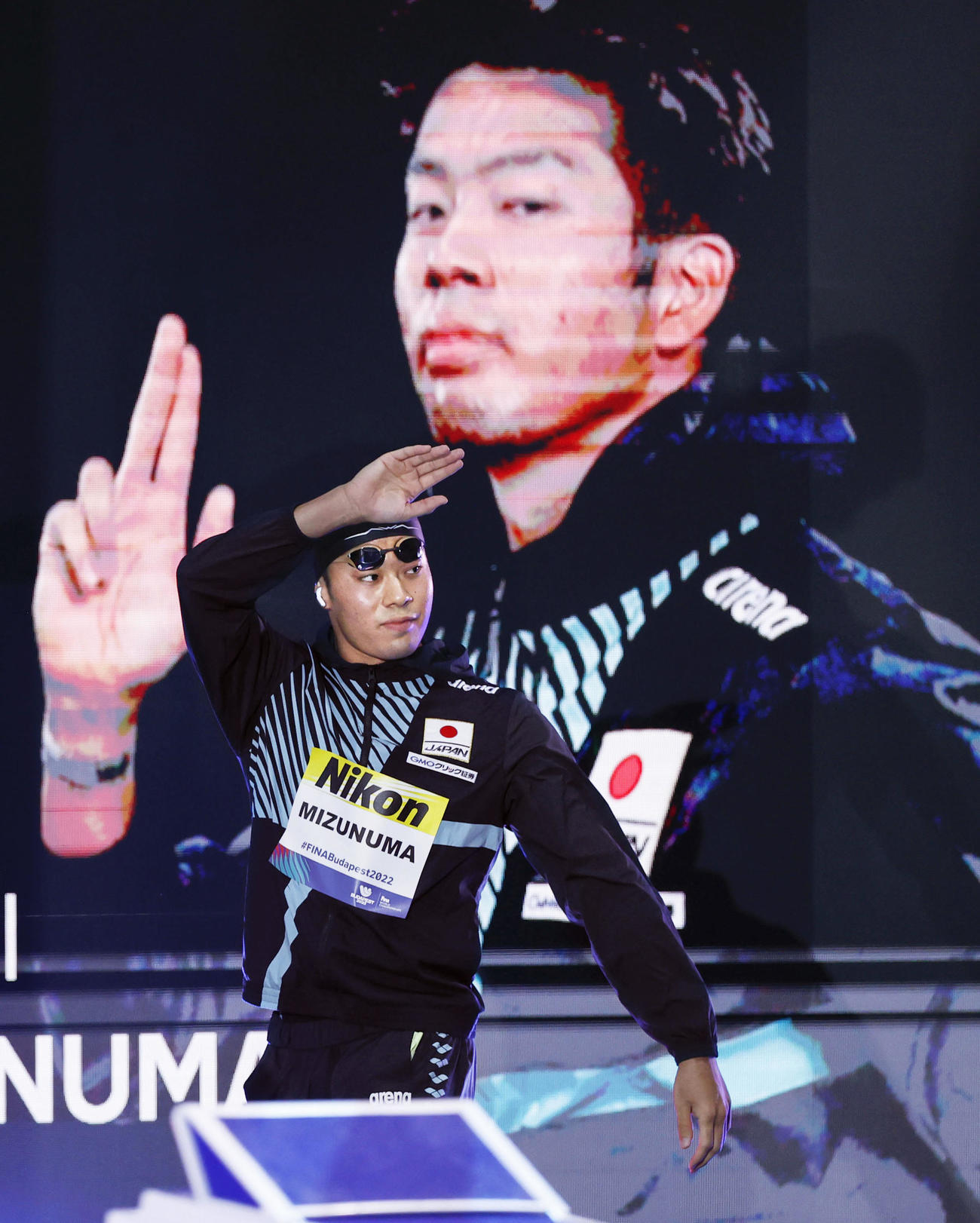 男子100メートル バタフライ決勝のレースに臨む水沼尚輝（共同）
