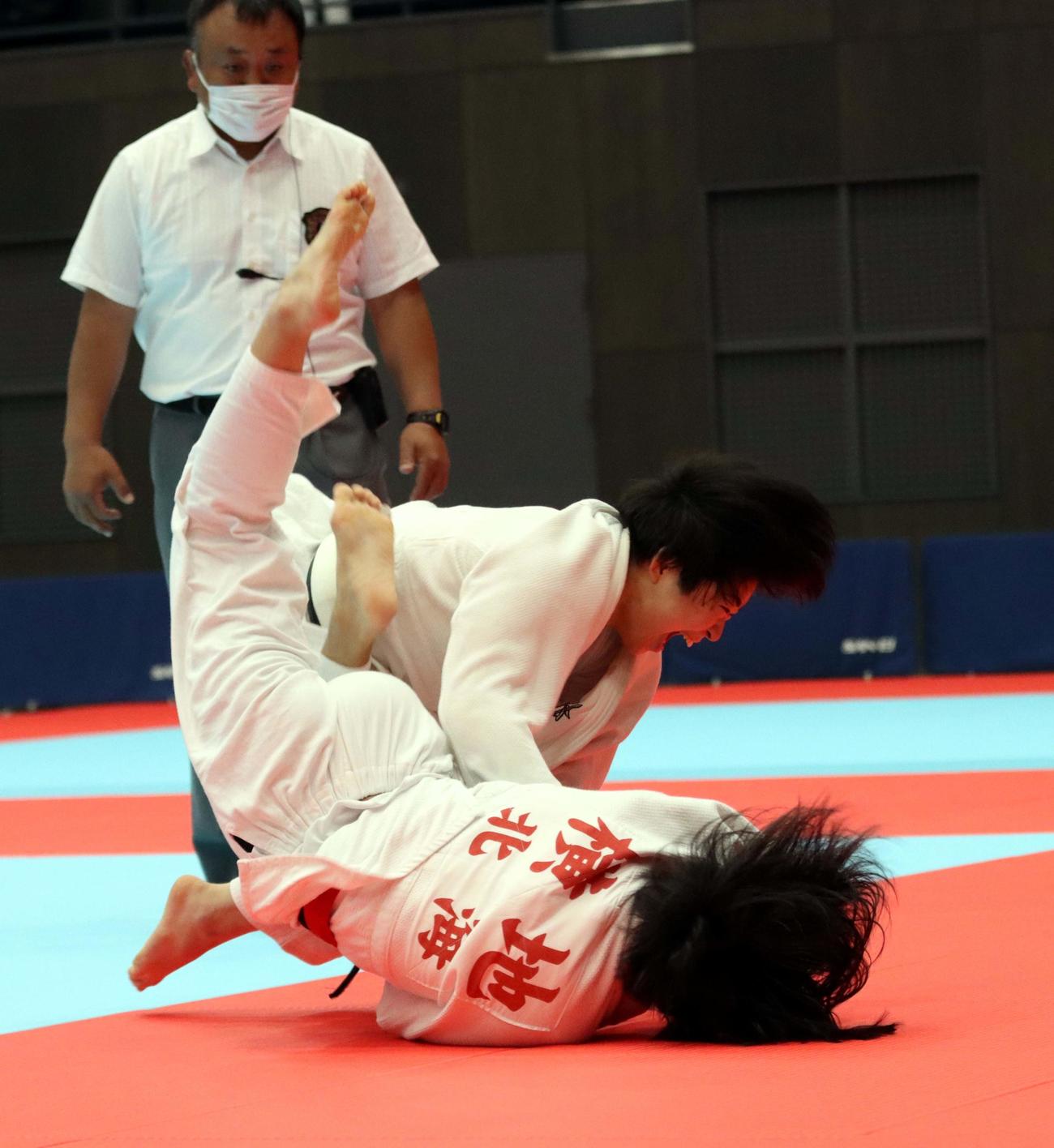 女子52キロ級決勝で積極的に技を仕掛ける後藤（上）（撮影・永野高輔）