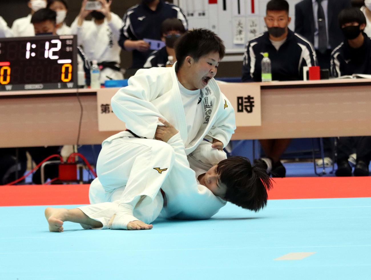 女子57キロ級決勝で大外刈りをかけ雄たけびをあげる広島（左）（撮影・永野高輔）