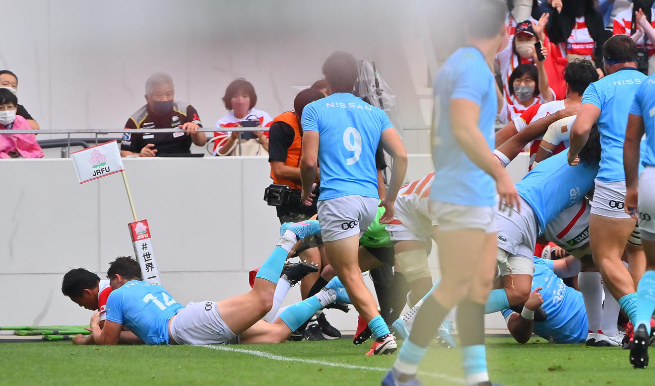 前半、ラインアウトから右隅に先制トライを奪う日本フッカー坂手（撮影・和賀正仁）