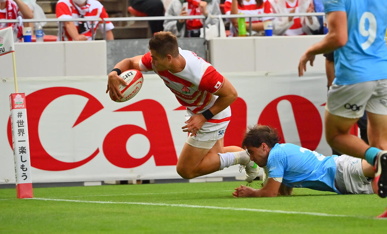 後半、タックルを受けながら右隅にトライを決めるWTBファンデンヒーファー（撮影・和賀正仁）