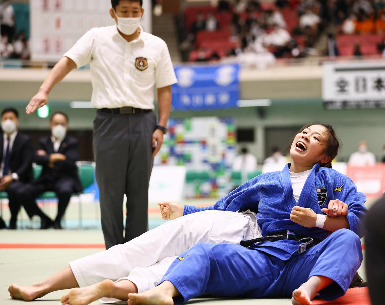環太平洋大対山梨学院大　山梨学院大・森（左）に勝利し笑顔を見せる環太平洋大の古賀ひより（撮影・垰建太）